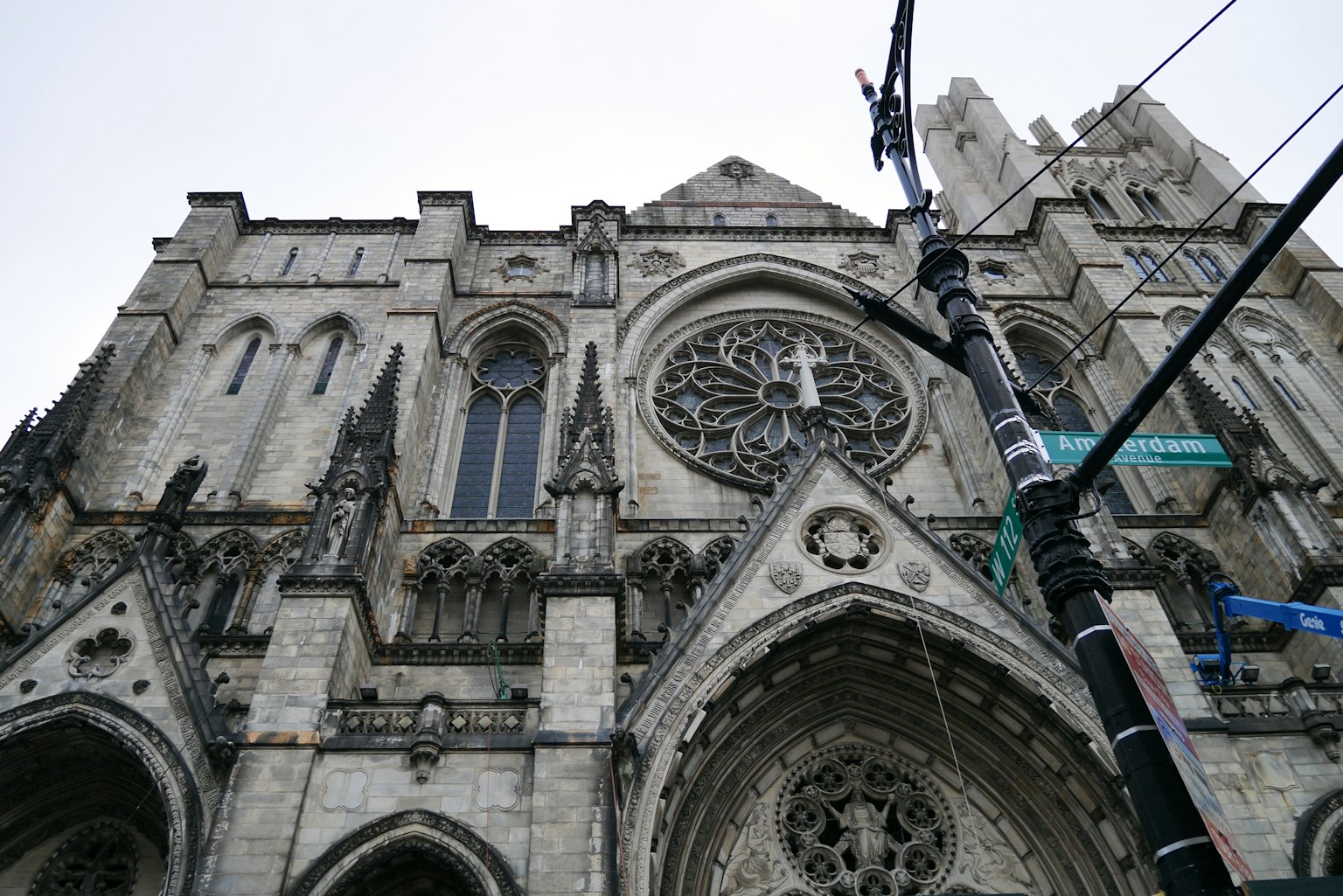 Detaillierte Ansicht einer Kirchenfassade mit gotischen Bögen und Verzierungen steinerne Wände bewölkter Himmel
