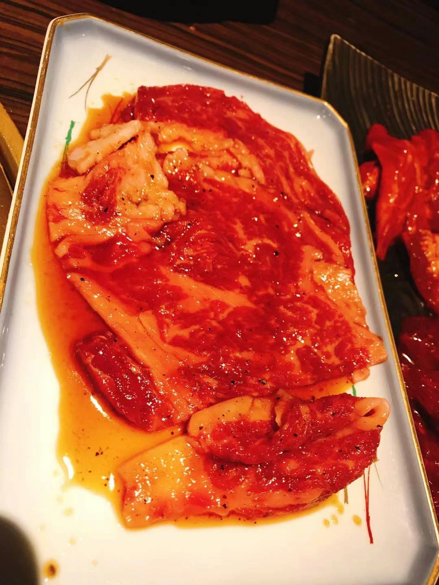 Piring daging yang dimarinasi dalam saus merah