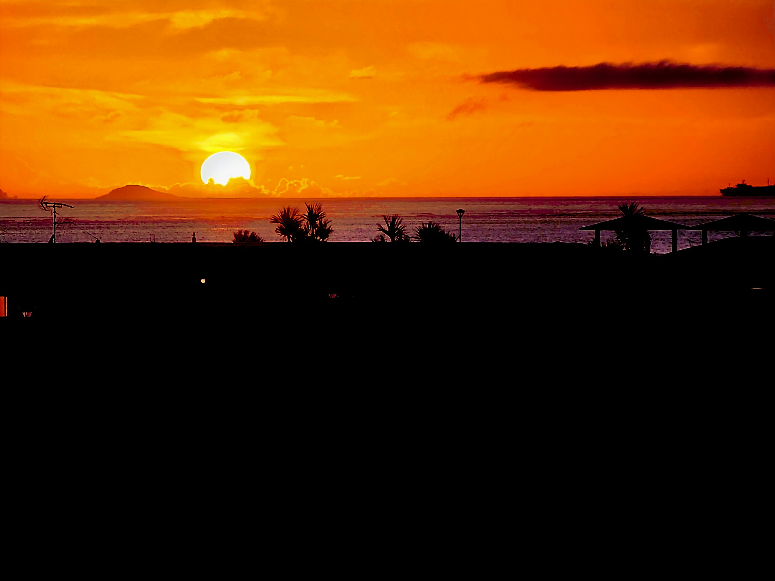 夏日海面上的地平線日落景象