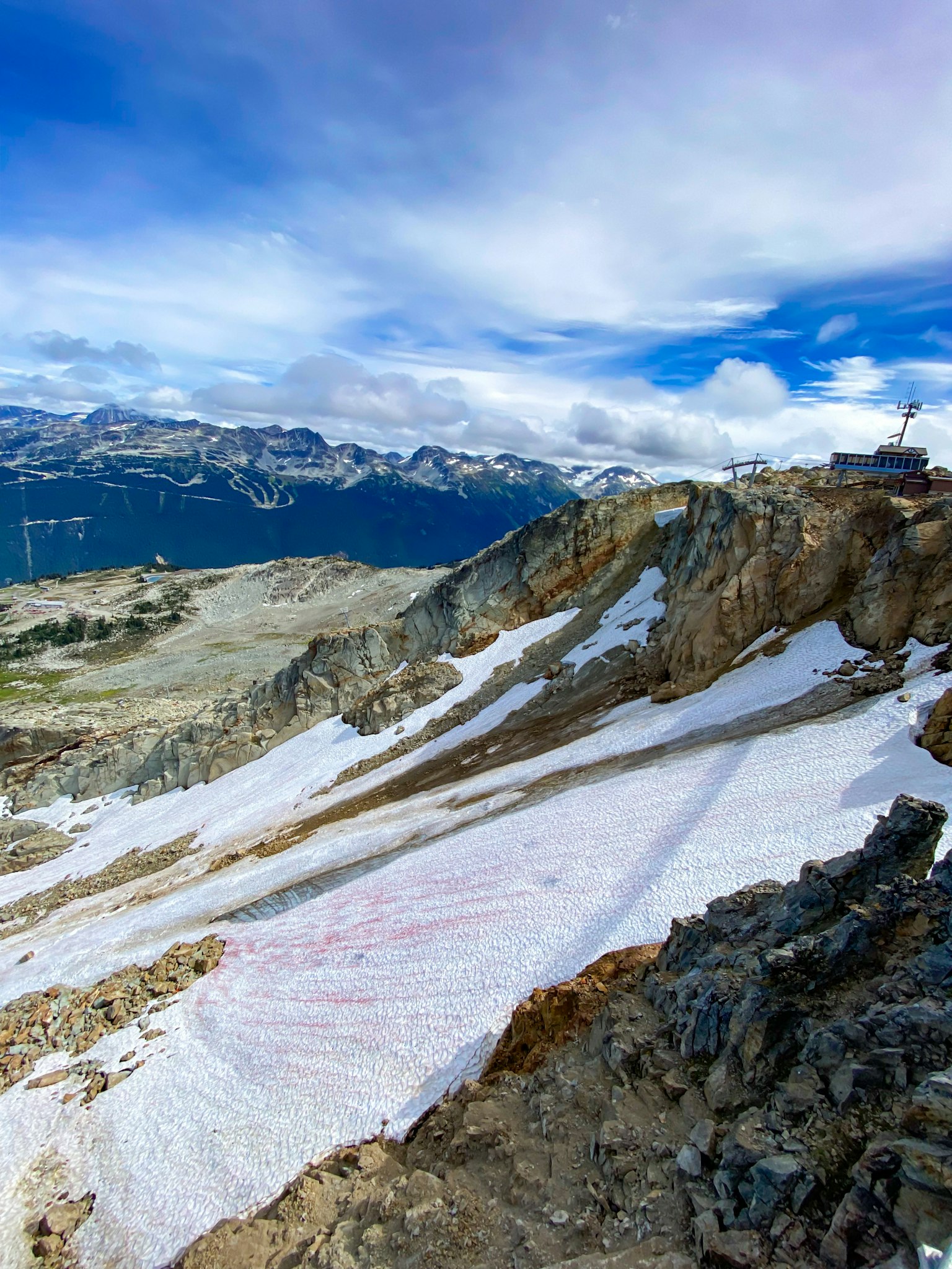 Paysage de montagne avec neige et terrain rocheux