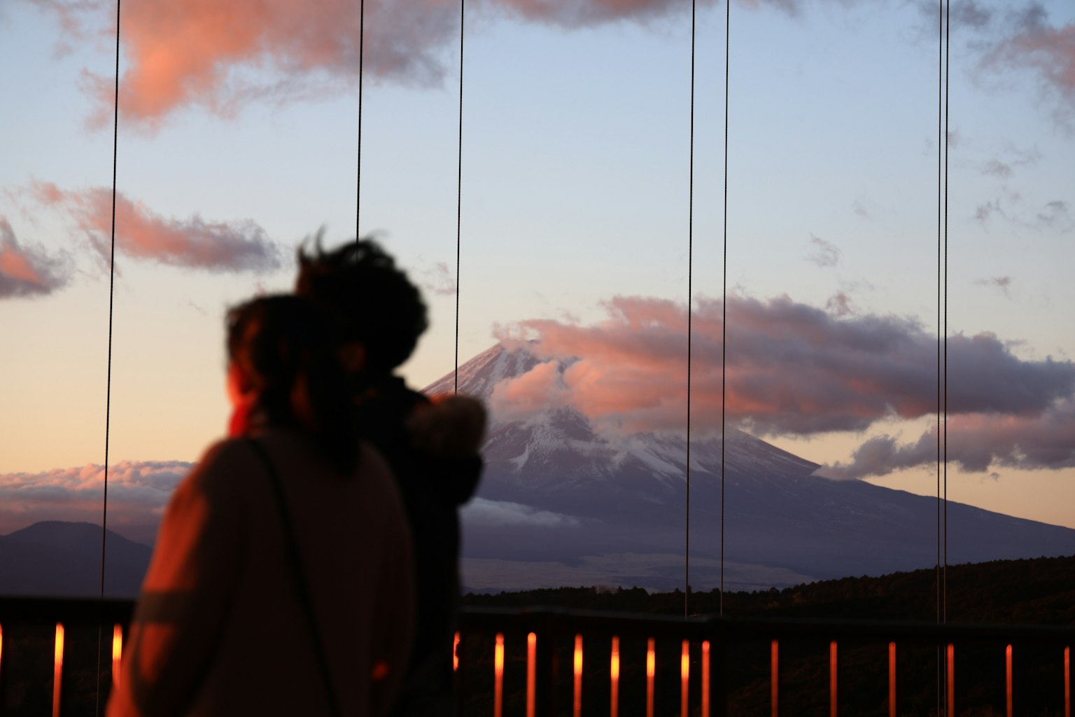 Coppia che si abbraccia con il Monte Fuji sullo sfondo al tramonto