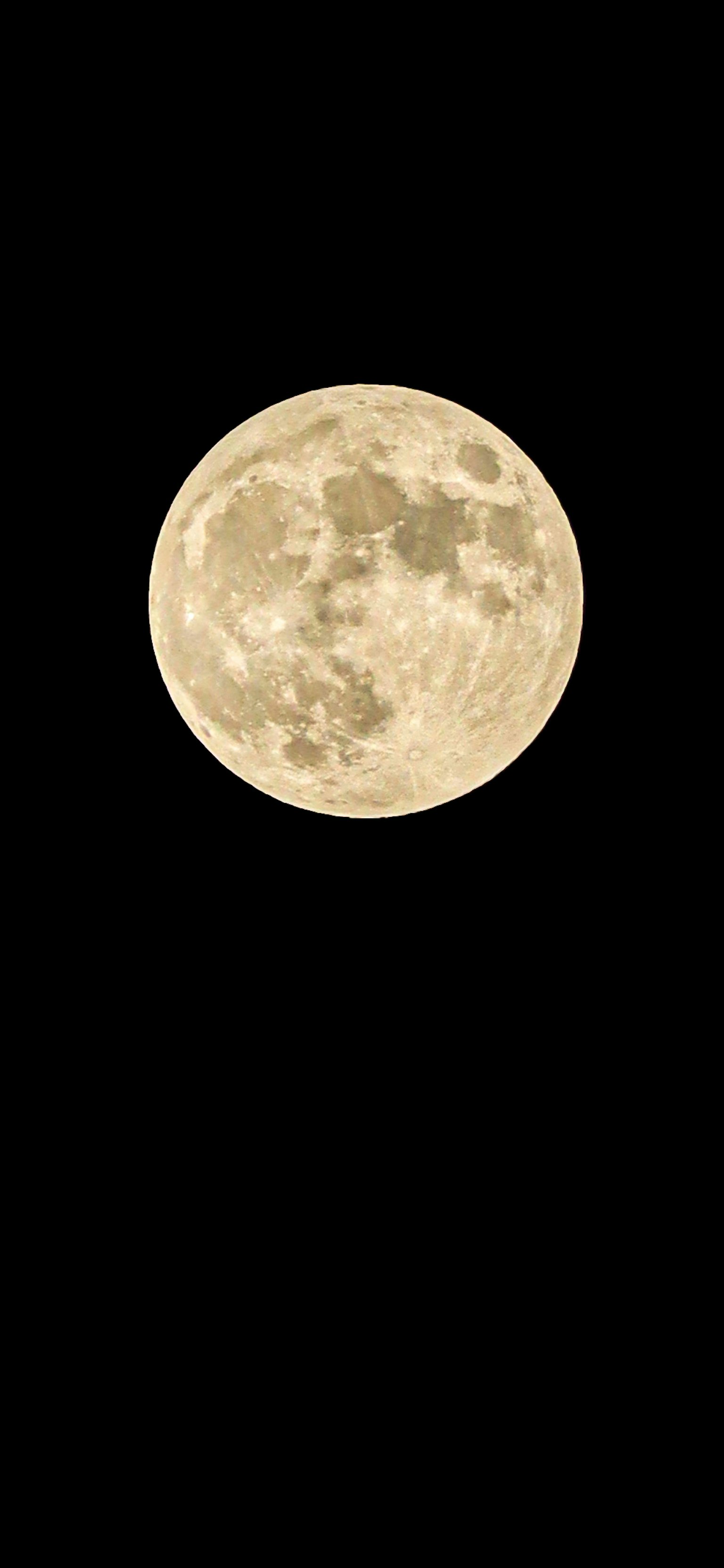 Voller Mond vor schwarzem Hintergrund