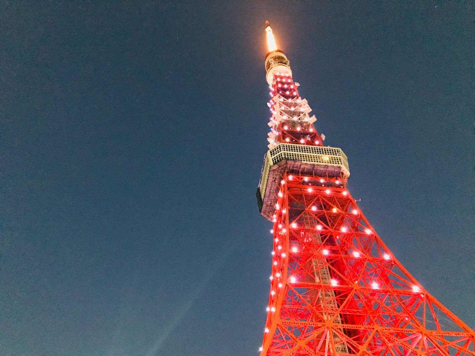 Tokio Tower bei Nacht mit roten Lichtern beleuchtet
