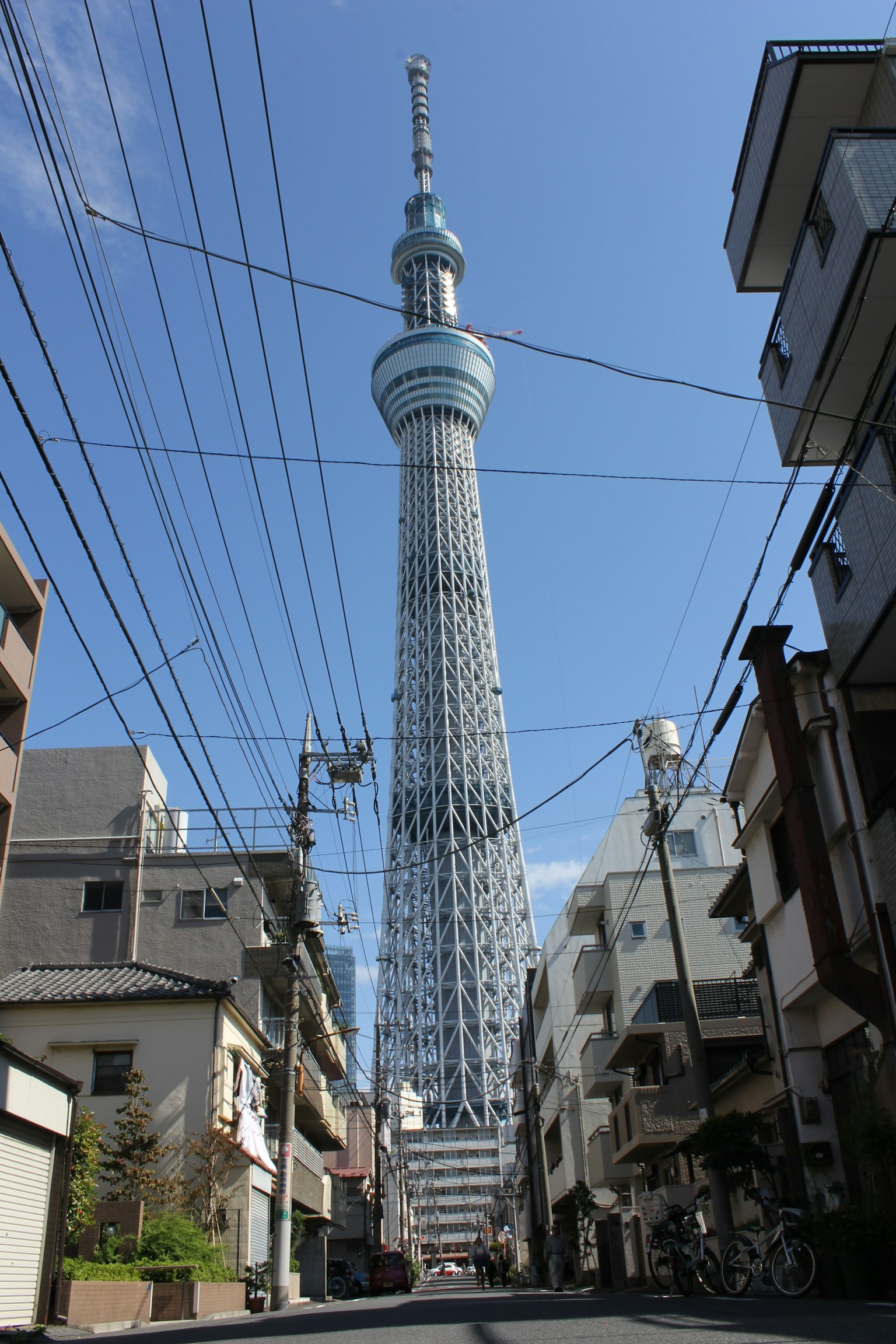 Tokyo Skytree menjulang di atas kota di bawah langit biru yang cerah