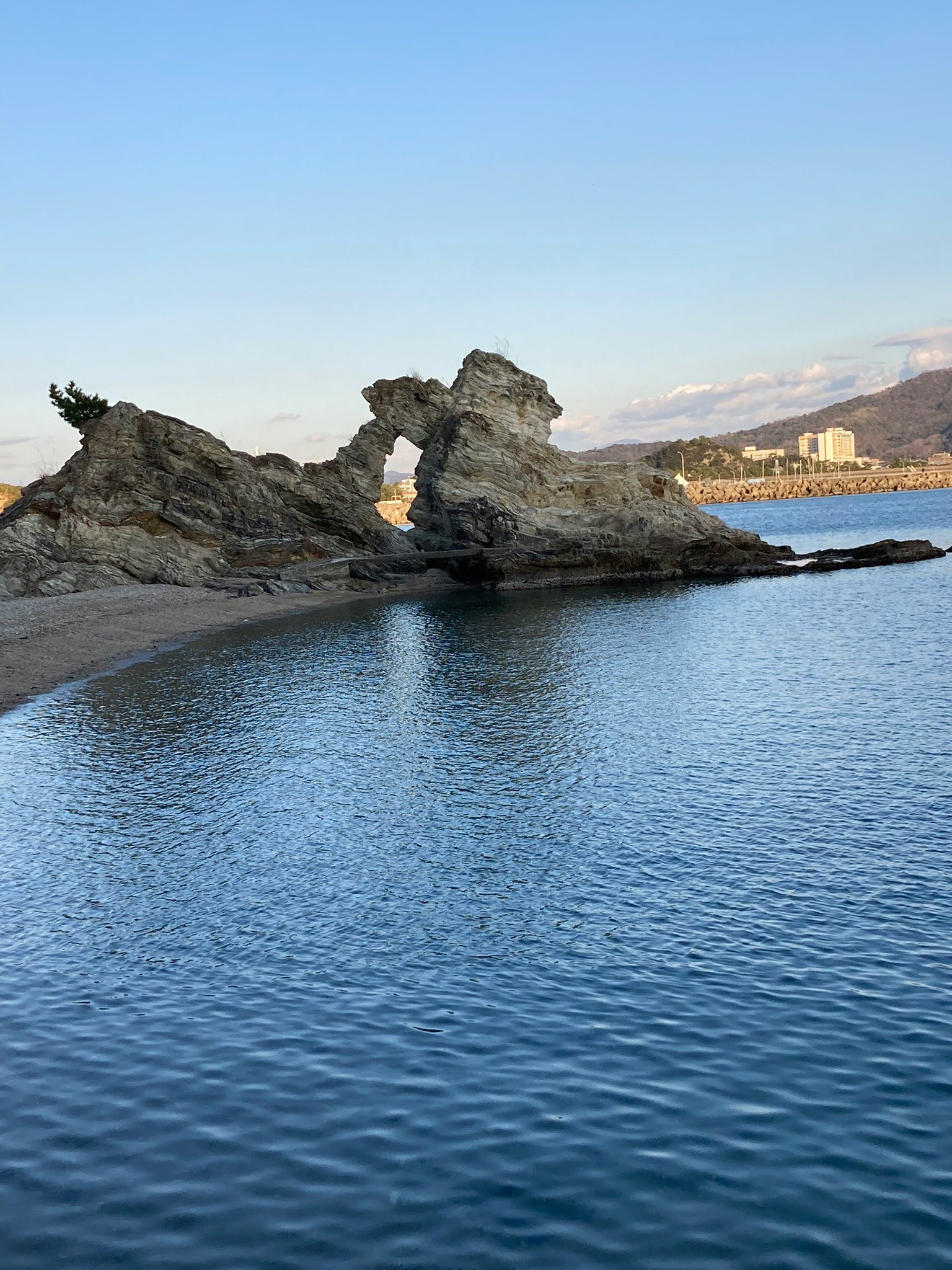 海洋和岩石的风景，平静的水面和蓝天
