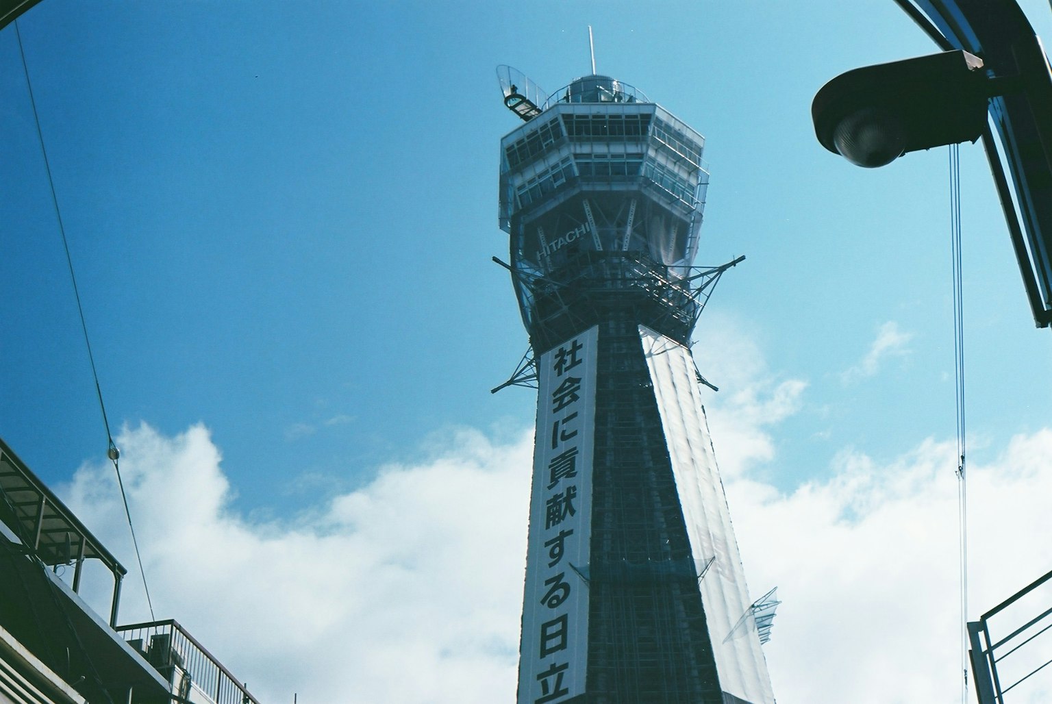 La torre Tsutenkaku che si erge contro un cielo blu