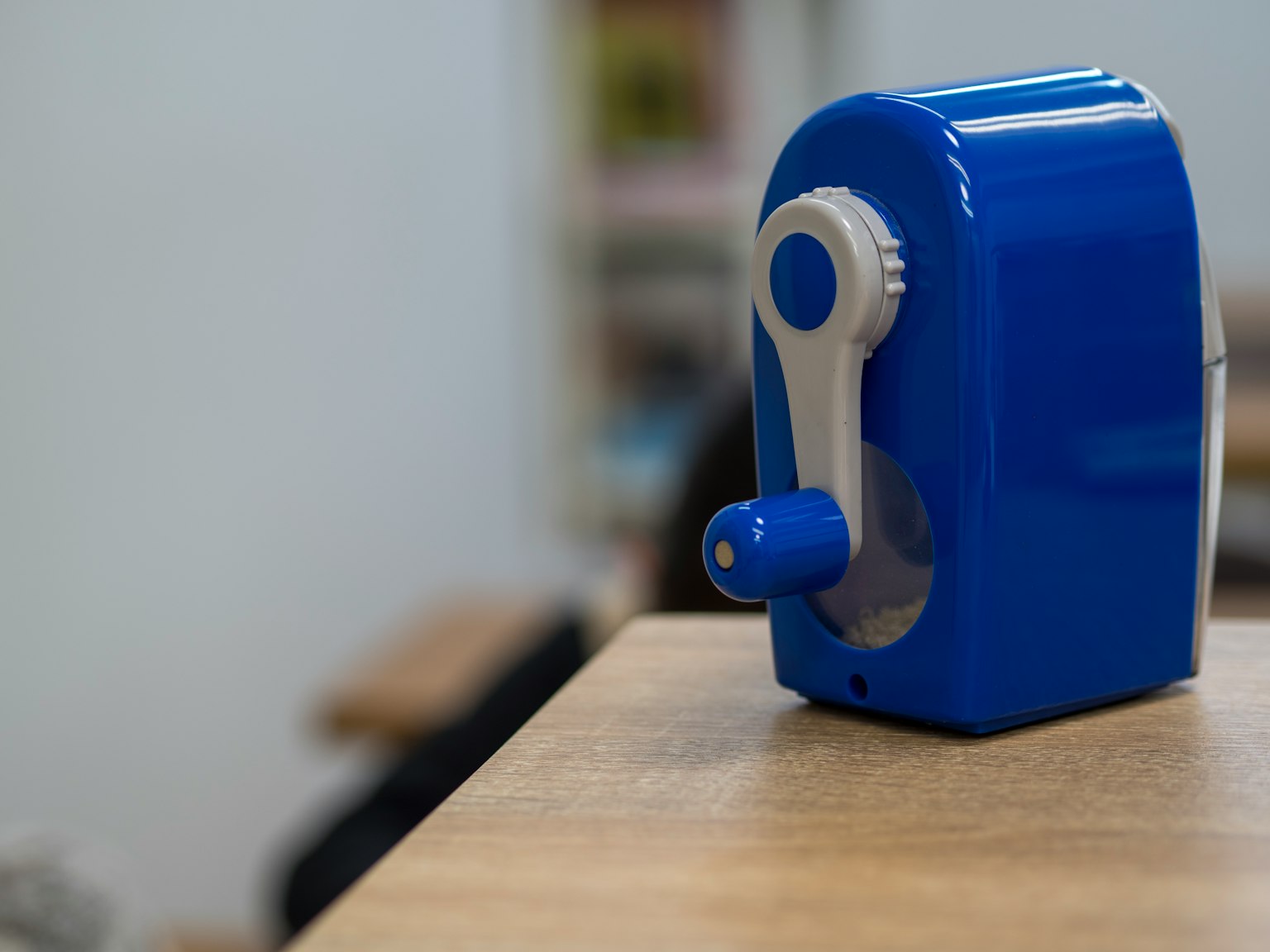 Temperamatite blu posato su un tavolo di legno