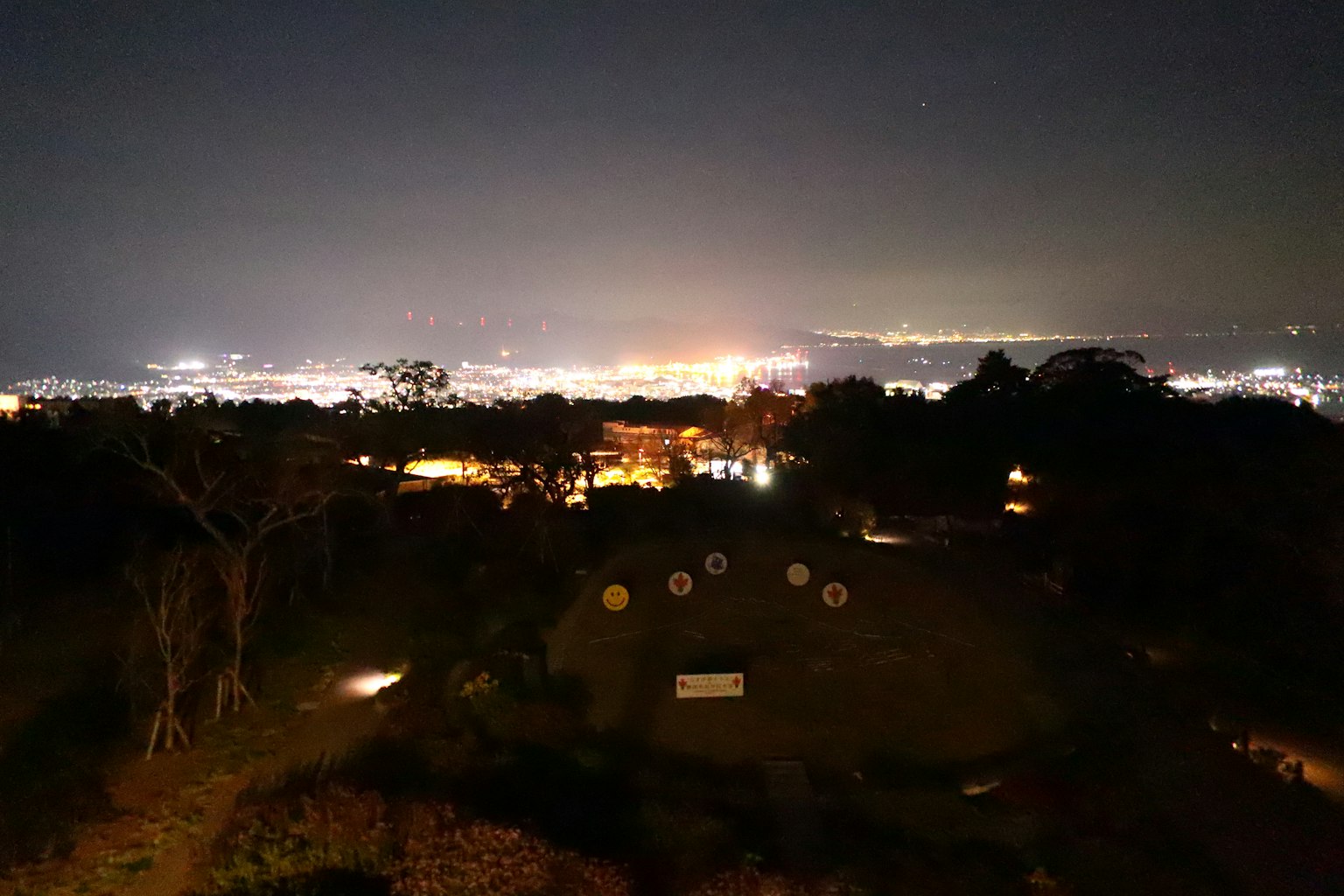 Pemandangan malam dengan sasaran di latar depan