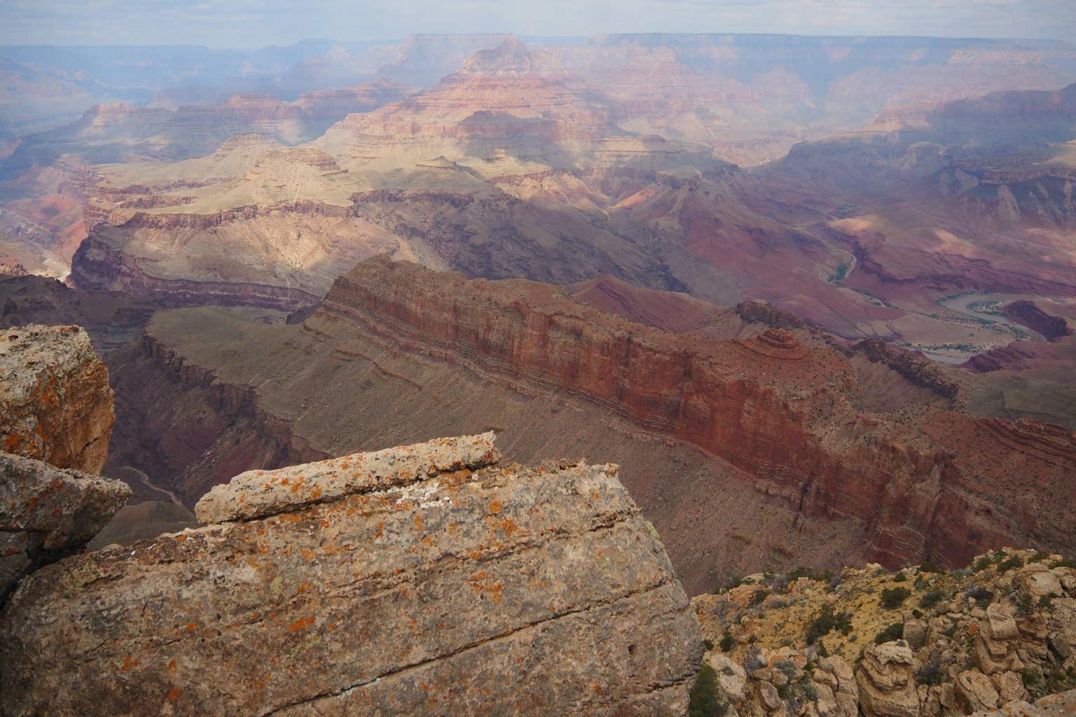 Vue imprenable sur le Grand Canyon montrant des formations rocheuses en couches et des couleurs vibrantes