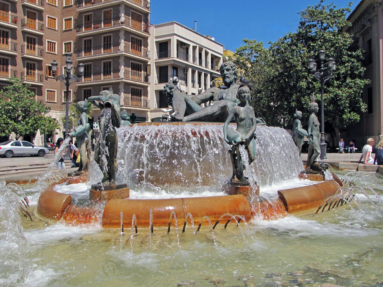 Una bella fontana con statue intorno e acqua che spruzza
