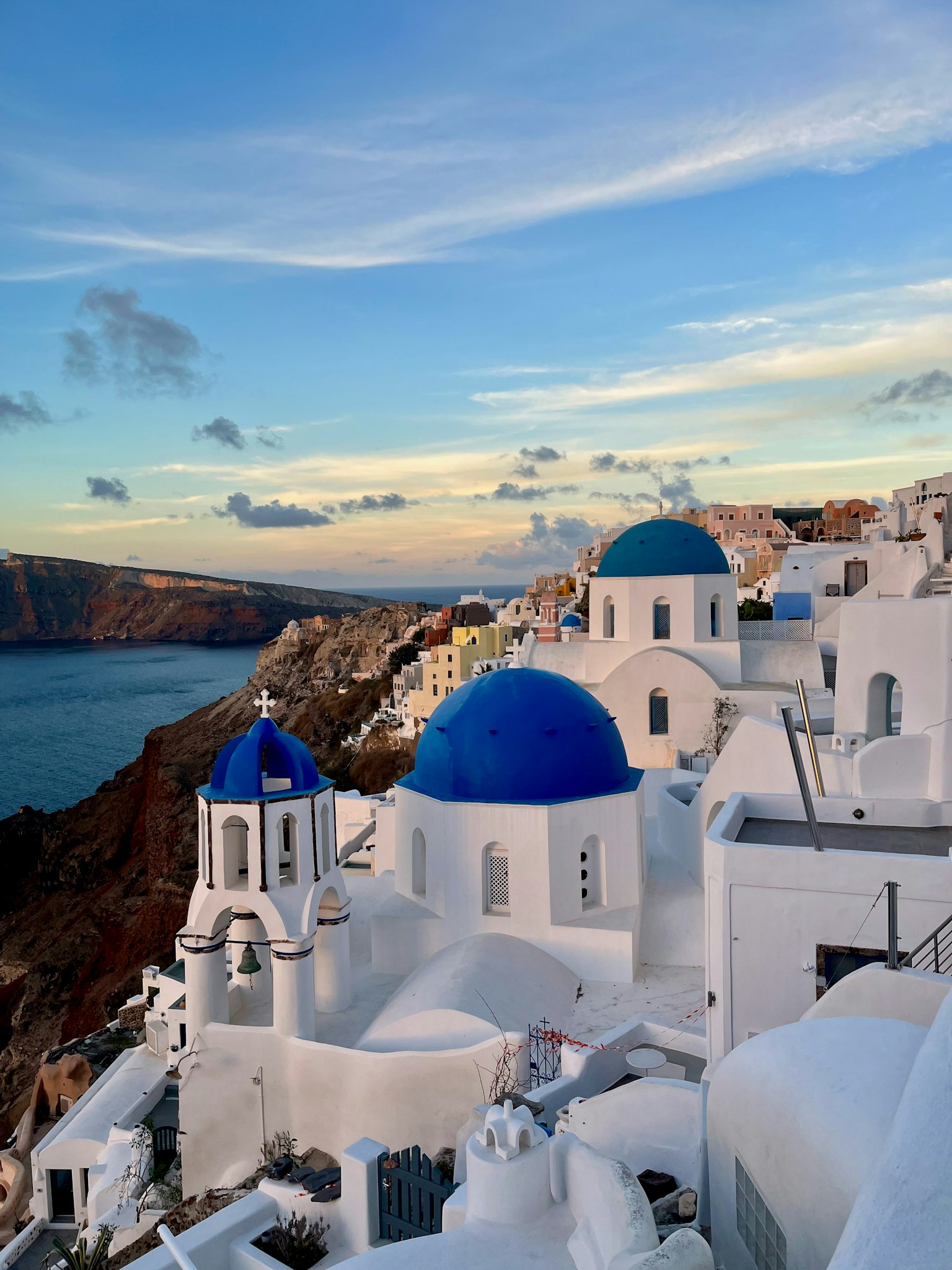 Pemandangan bangunan putih dan gereja kubah biru di Santorini