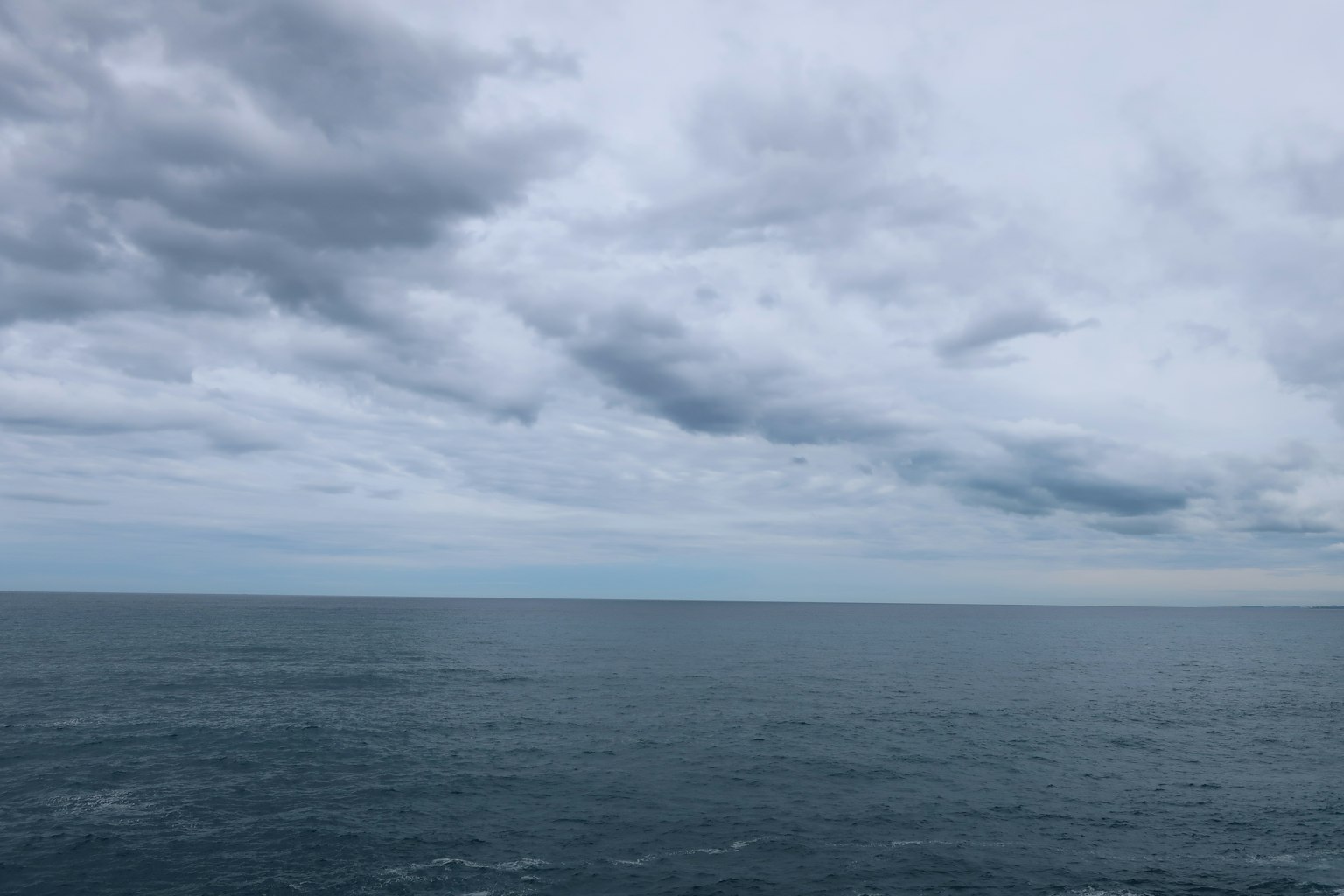 Weitläufige Sicht auf den Ozean und den bewölkten Himmel