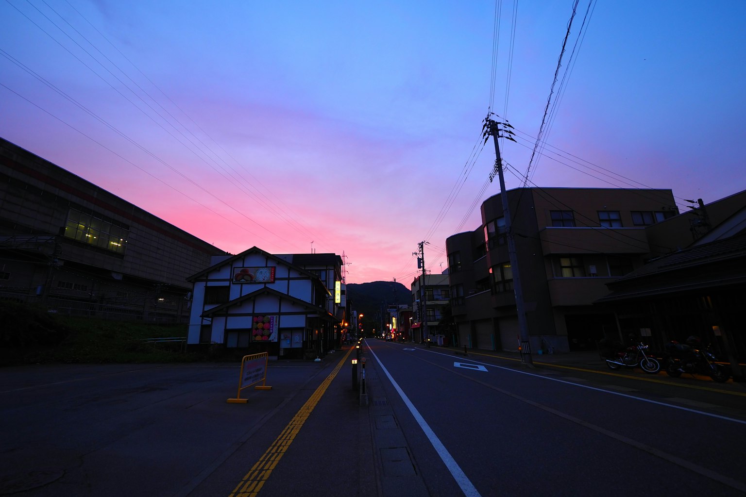 靜謐街道場景與生動的夕陽天空