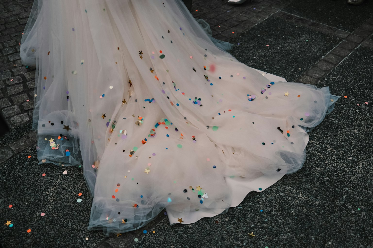 Chiếc váy màu sáng với sequin nhiều màu rải rác ở viền