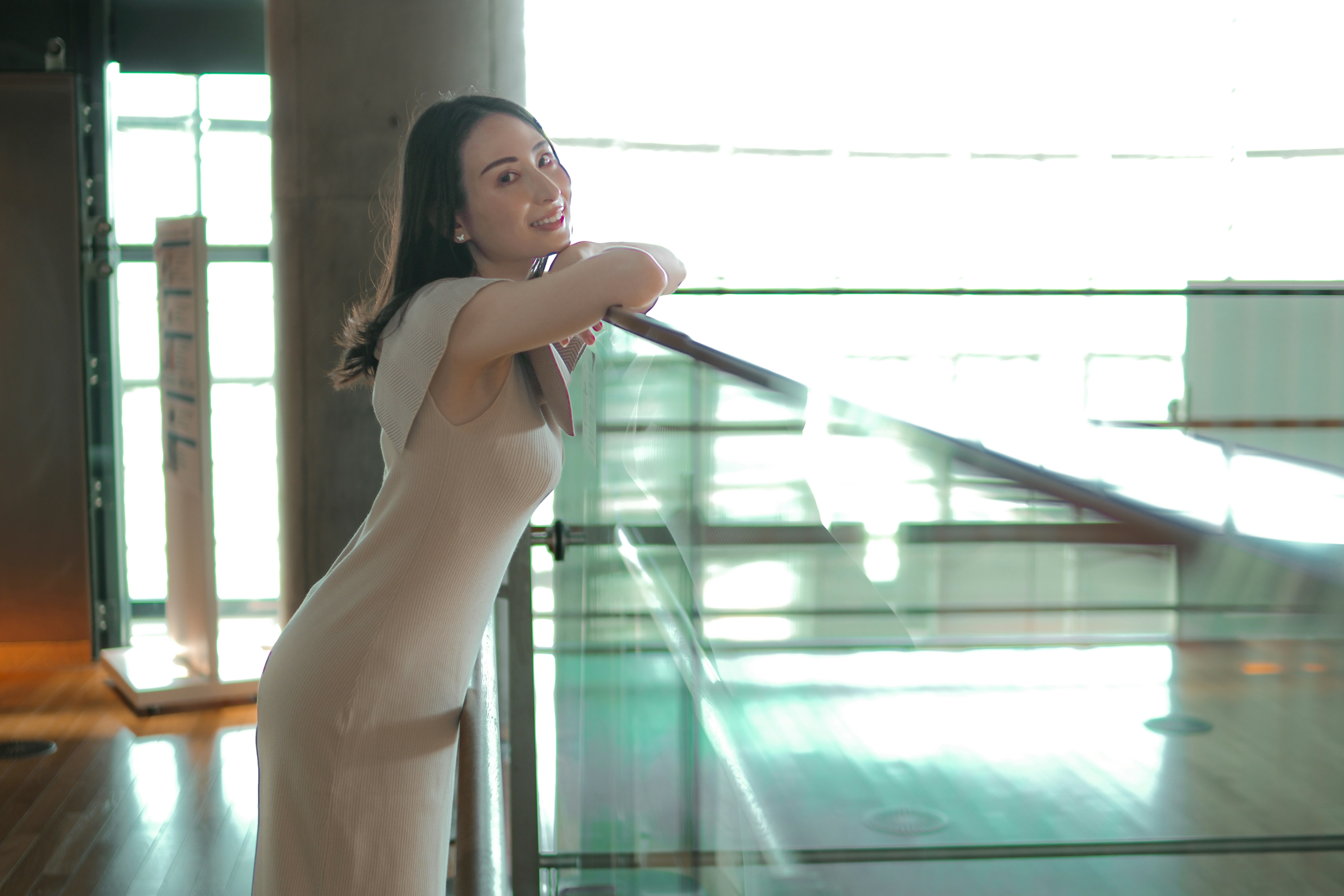 窓辺で腕を伸ばす女性のポートレート