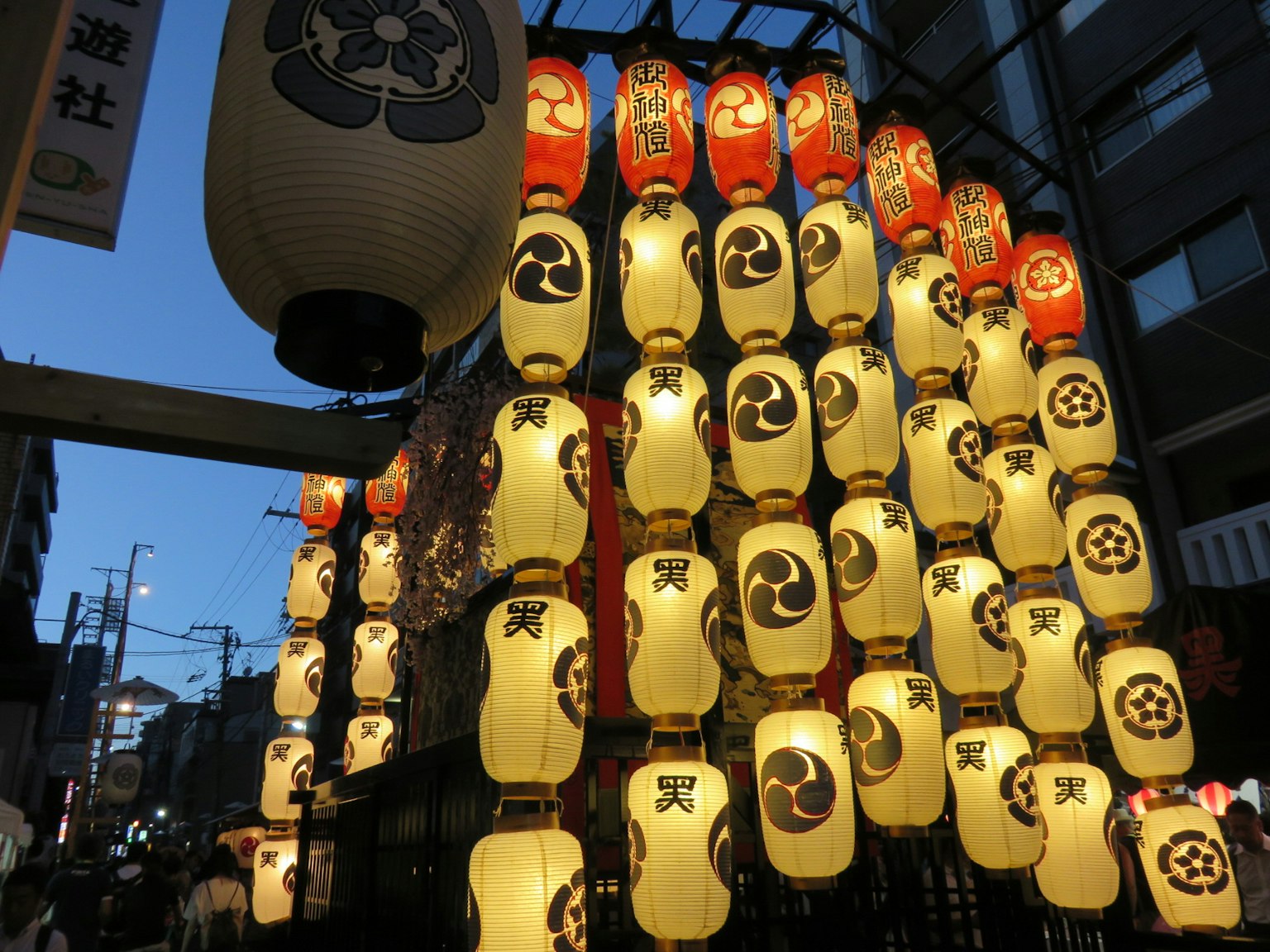 Une exposition vibrante de lanternes illuminant une rue la nuit