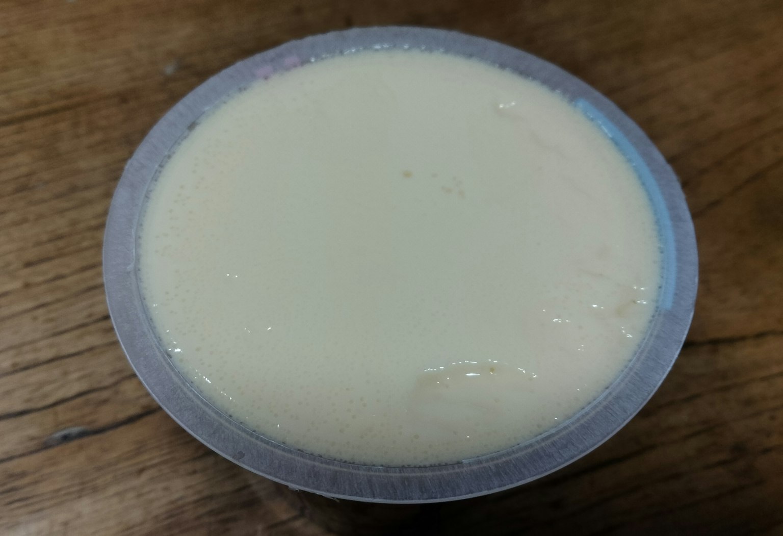 Glatte cremige Nachspeise in einem durchsichtigen Behälter