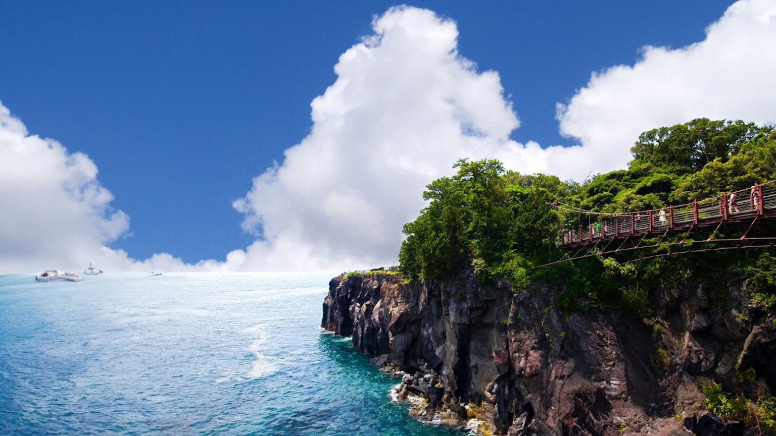Bellissimo paesaggio con oceano blu e nuvole bianche scogliera verde e ferrovia