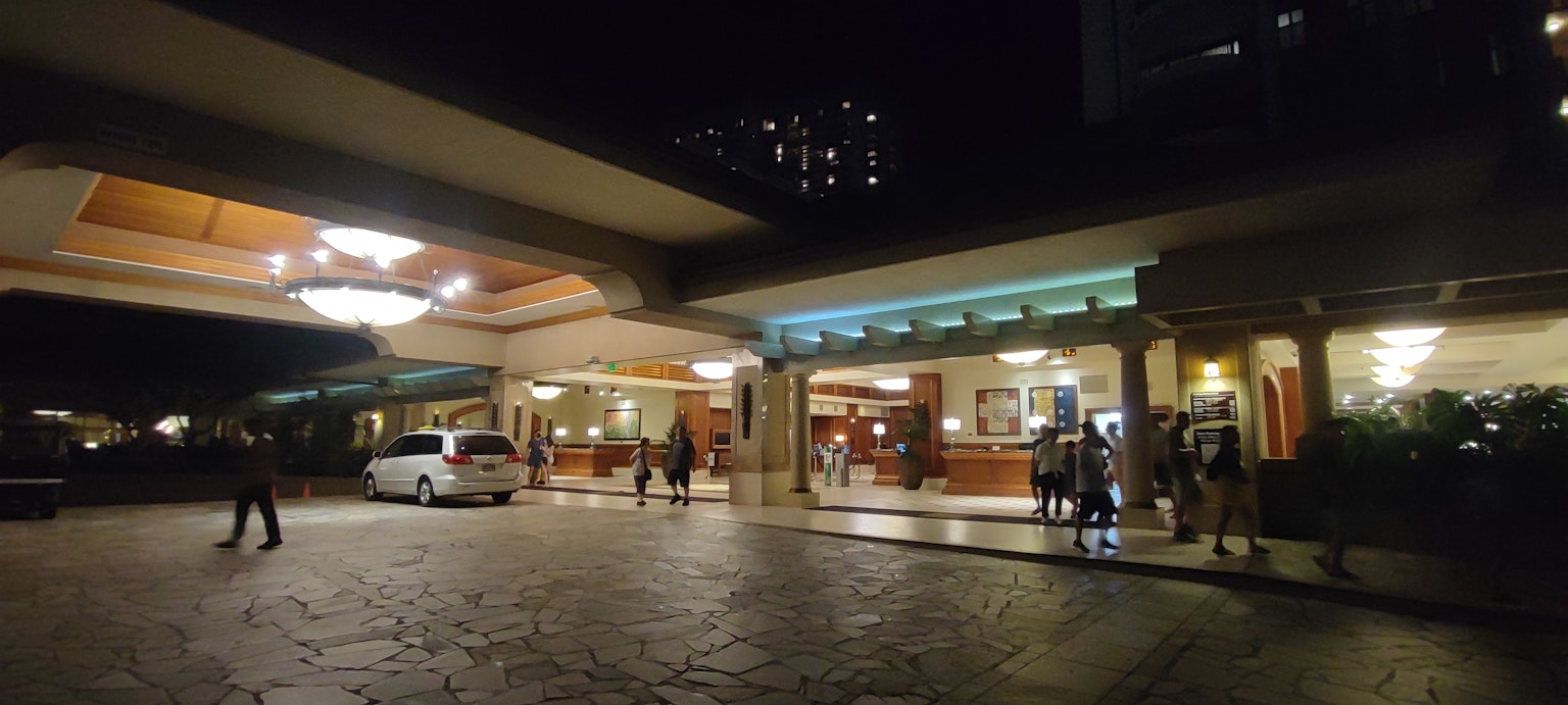 Entrata dell'hotel di notte con illuminazione distintiva e architettura