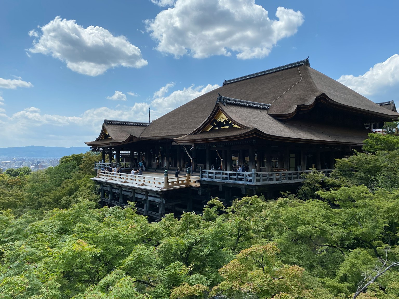 Bella vista del Kiyomizu-dera sotto un cielo blu con vegetazione lussureggiante