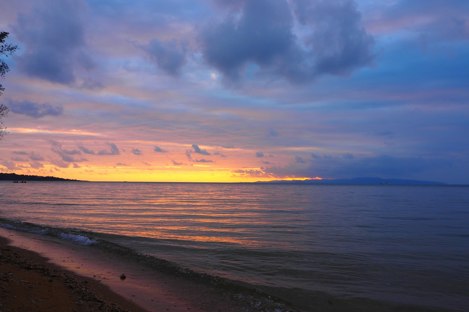 Hermosa escena de playa al atardecer con olas tranquilas que acarician la arena