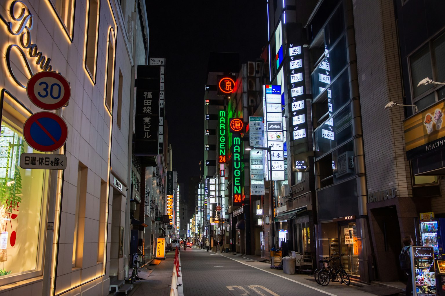 夜間街景，閃亮的霓虹燈和商店