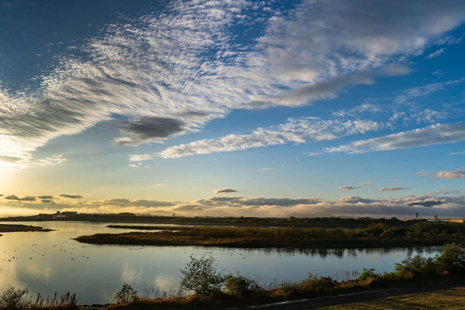 Vue pittoresque d'une rivière sous un ciel bleu avec une douce lumière du soir