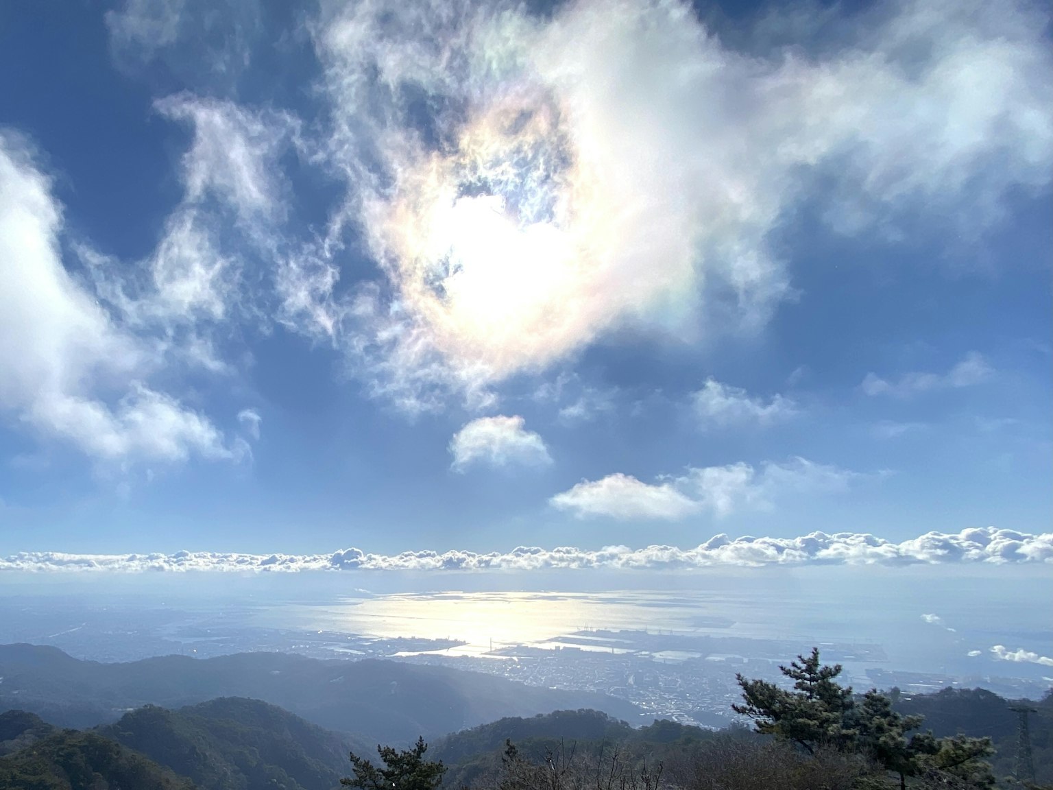 Schöne Landschaft des Meeres umgeben von blauem Himmel und Wolken