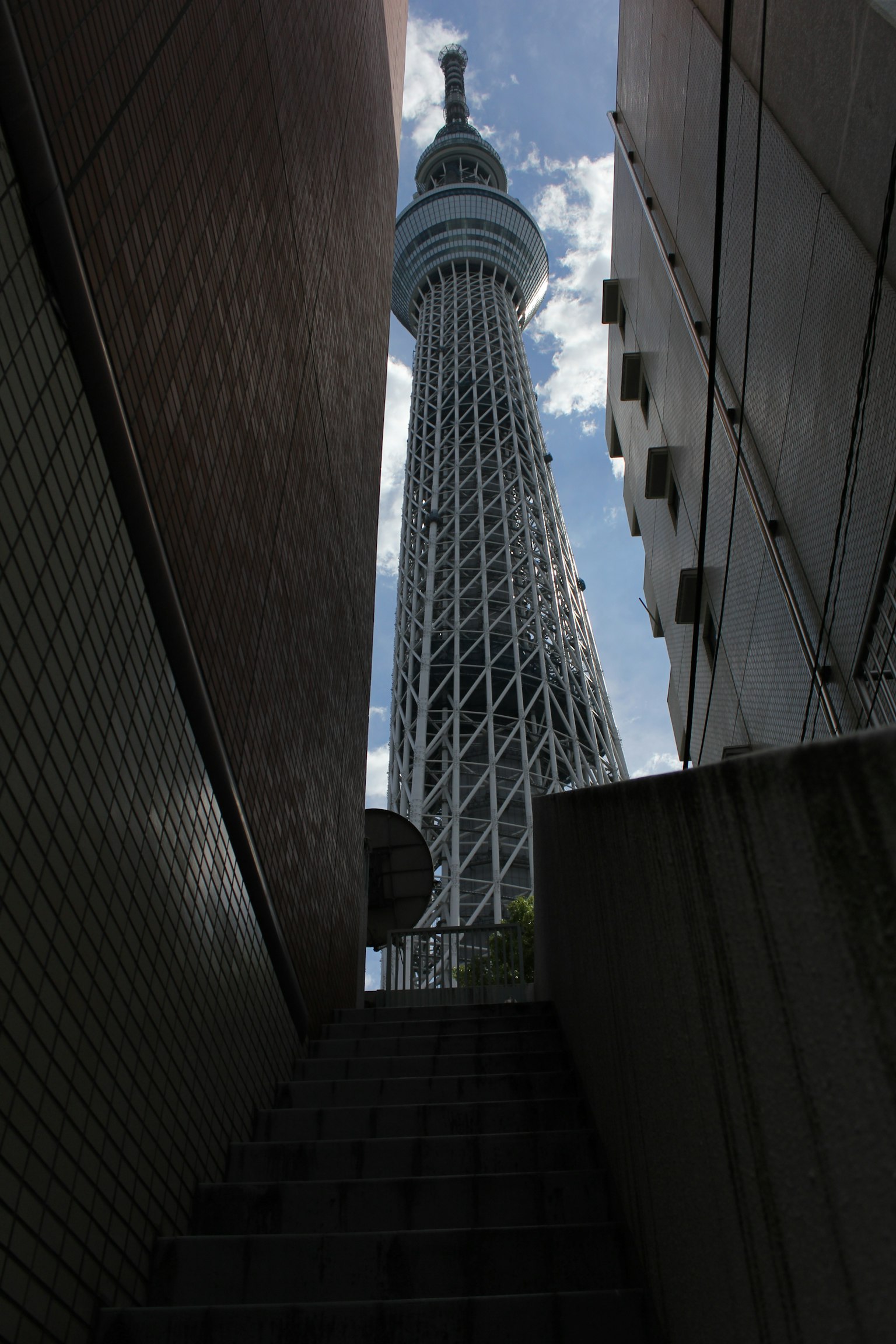 Vista della Tokyo Skytree da una scala con edifici circostanti