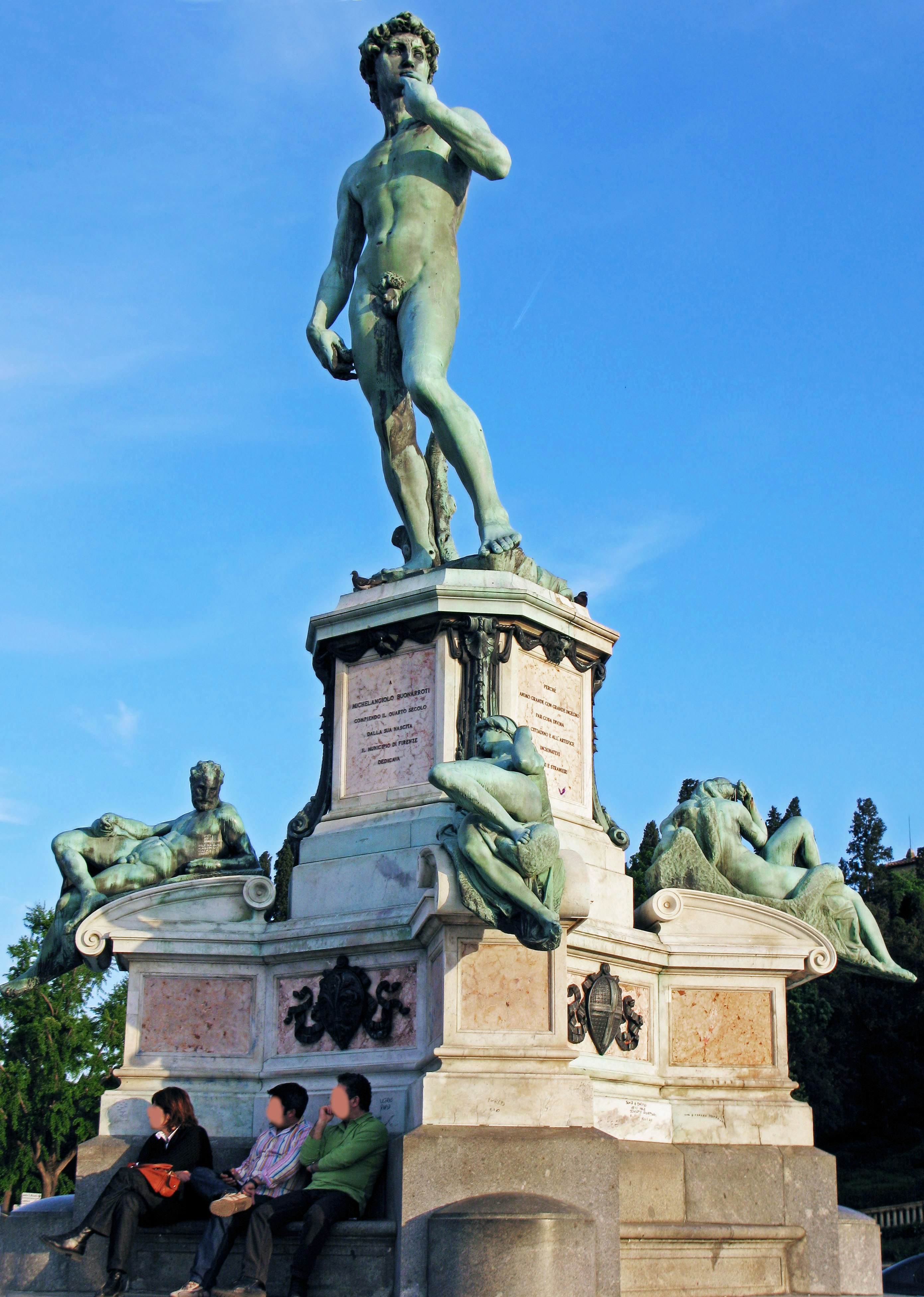 monumento con estatua bajo un cielo azul