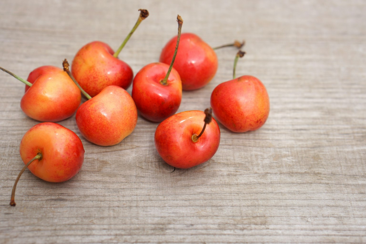 Petites pommes rouges éparpillées sur une table en bois