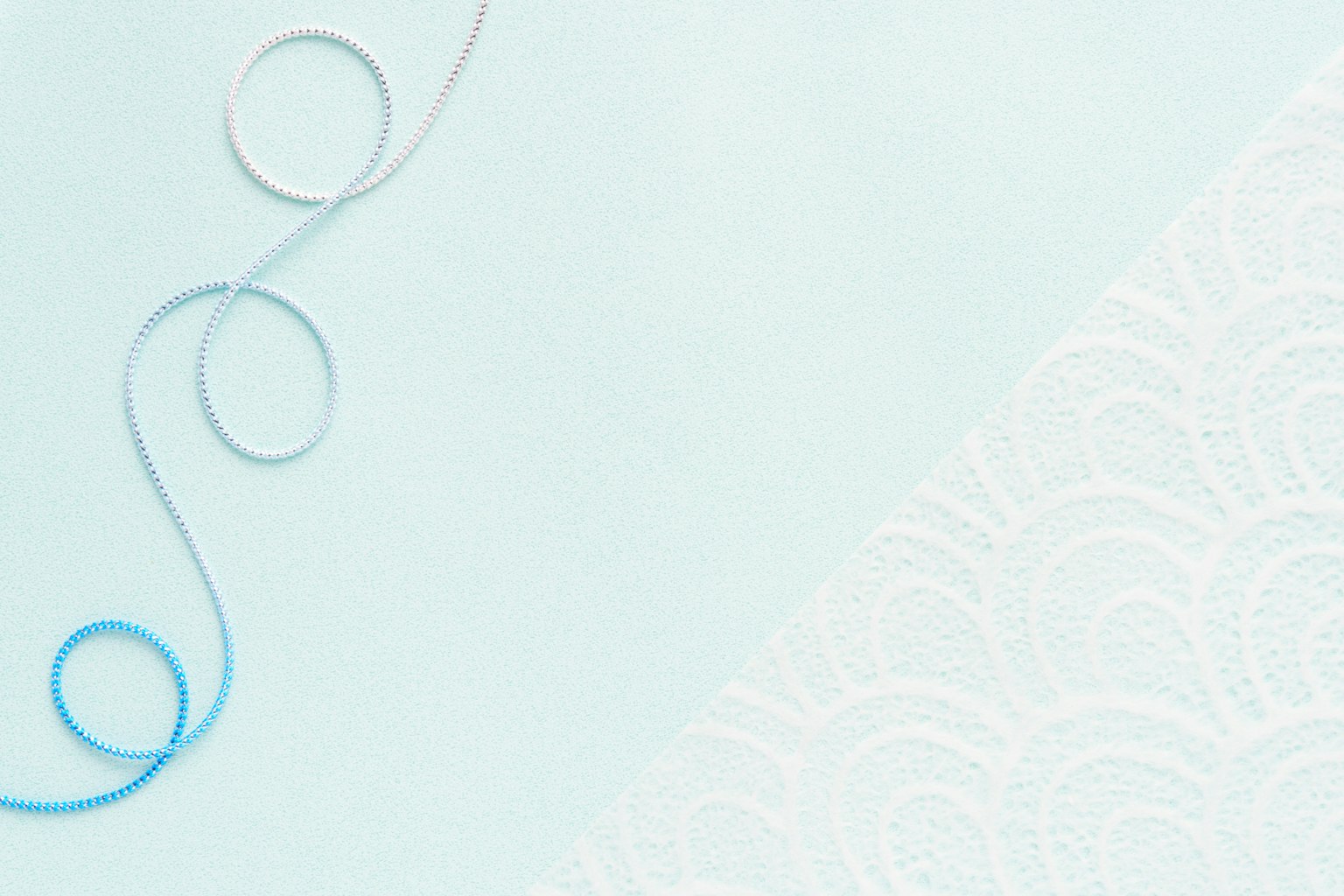 Sfondo azzurro chiaro con pizzo bianco e fili intrecciati