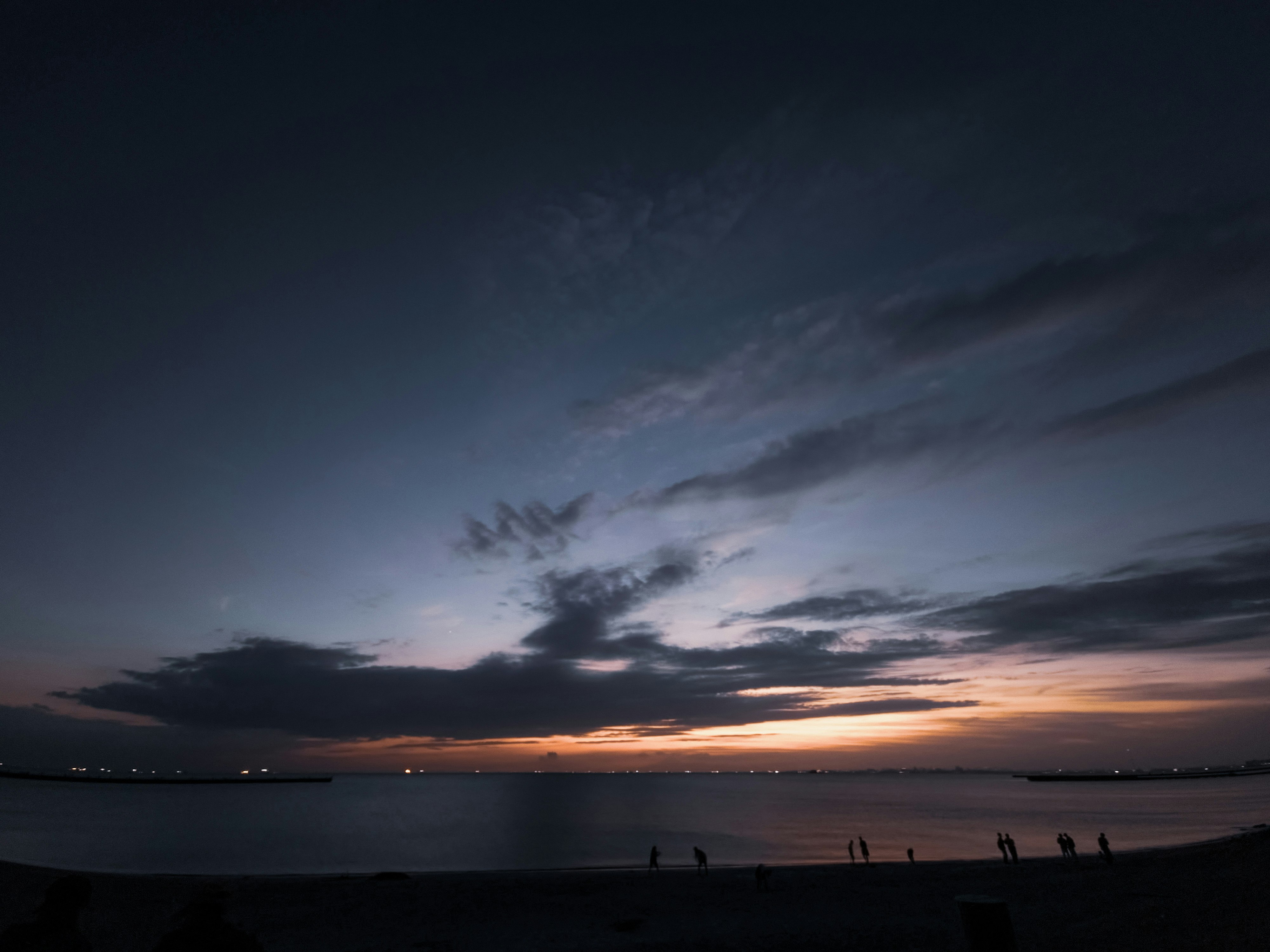 稲毛海浜公園の夕焼け空と海辺の風景