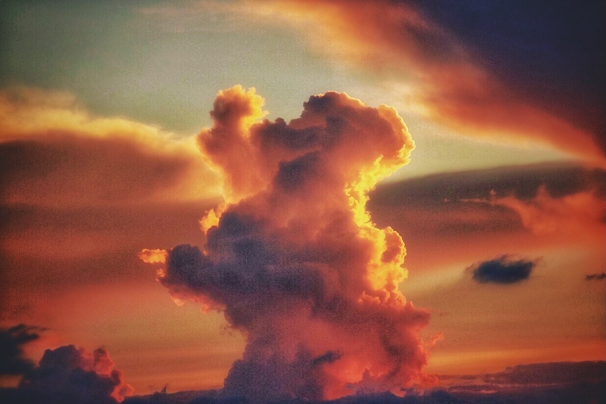 入道雲が焼ける夏の夕焼け空