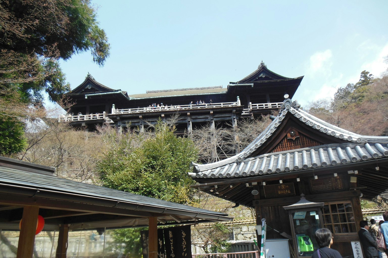传统日本寺庙的风景与郁郁葱葱的绿树