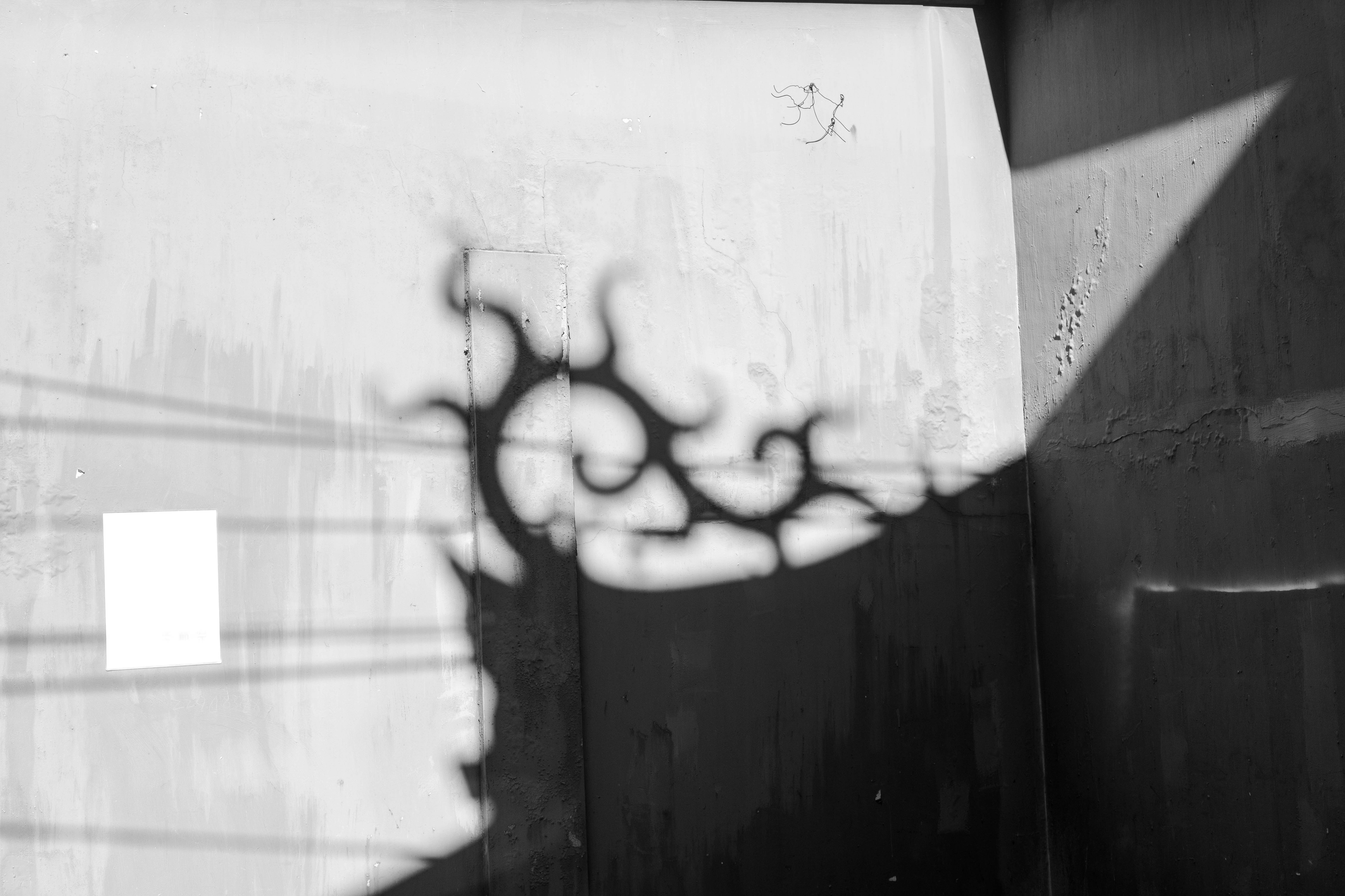 ลวดลายเงาที่ฉายบนผนังวัดด้วยแสง
