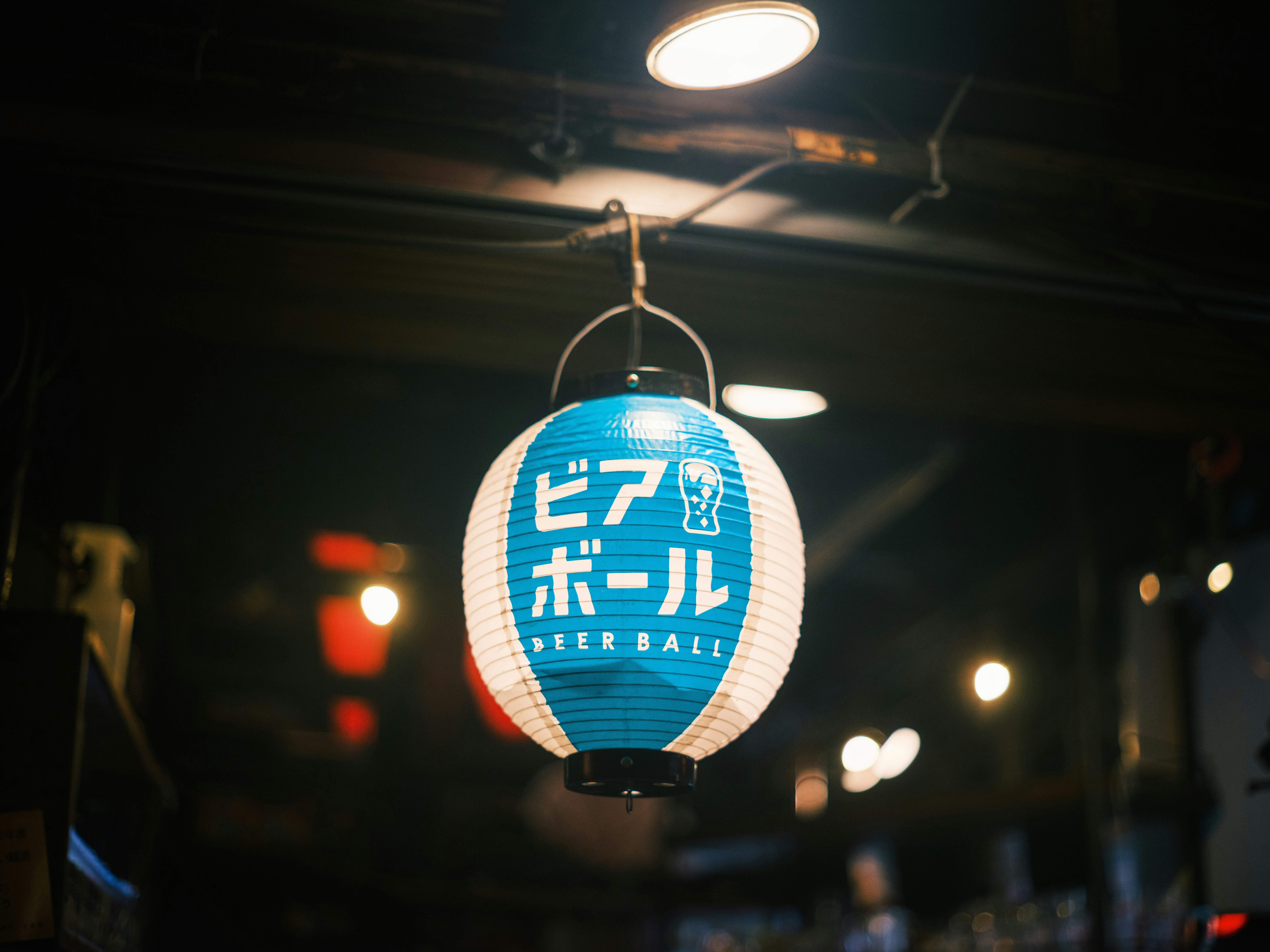 居酒屋の天井から下がるビールボールの提灯