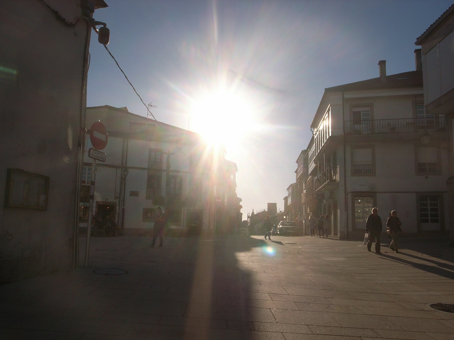 Brillante sol iluminando una tranquila escena callejera