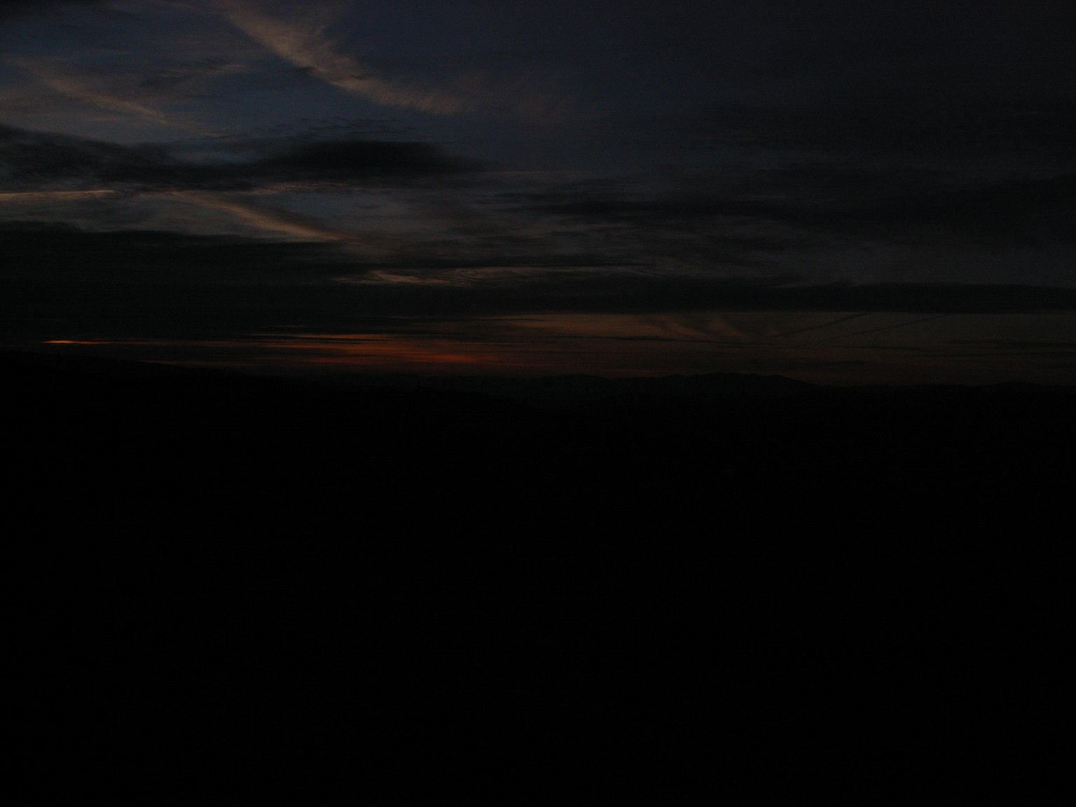 Cielo scuro con debole luce del tramonto visibile
