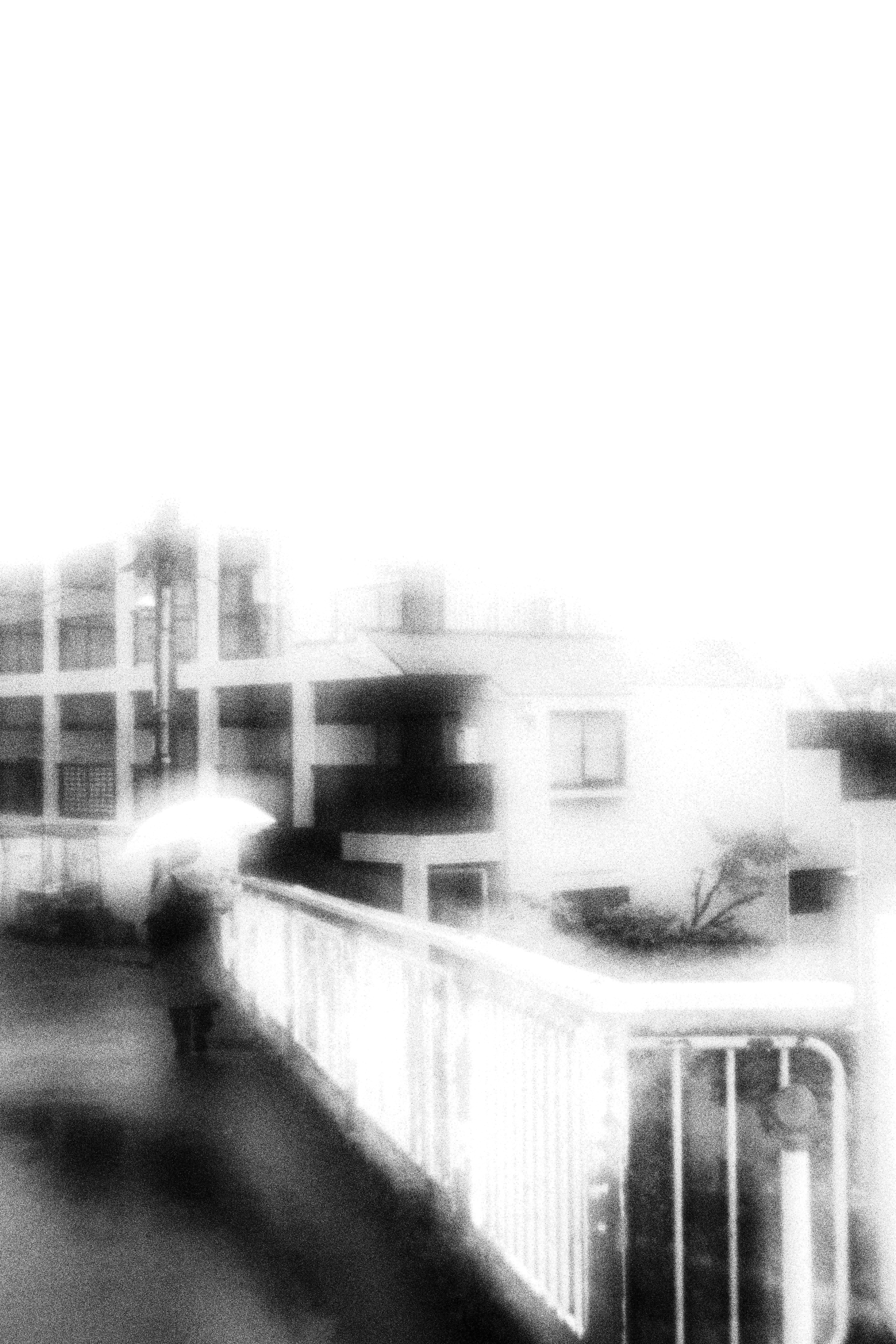 unscharfe Stadtgebäude in weißem Nebel