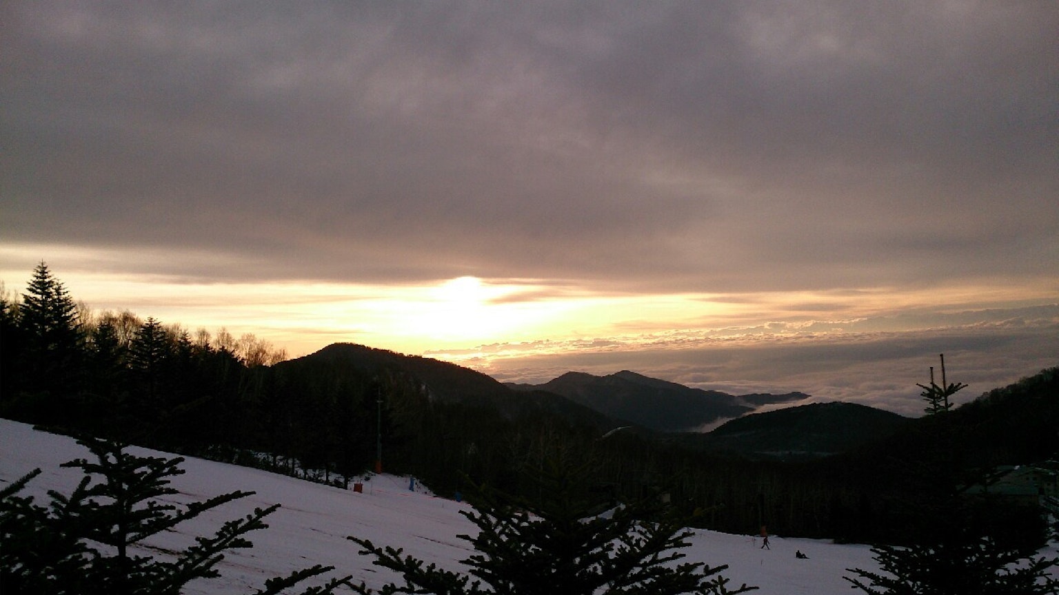 Paisaje nevado con montañas al atardecer