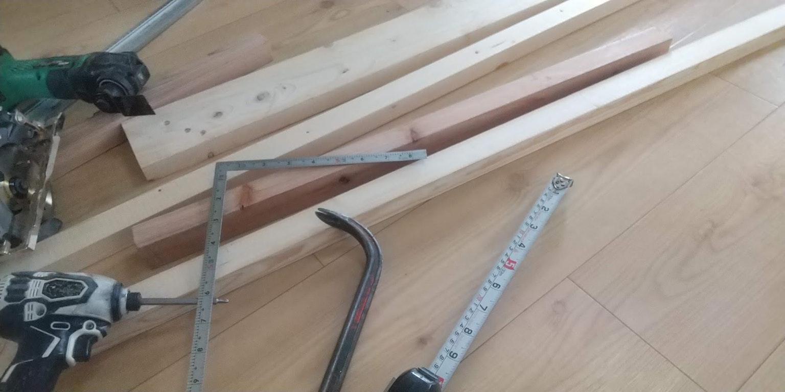 เครื่องมือและไม้กระดานกระจายอยู่บนพื้นผิวทำงาน