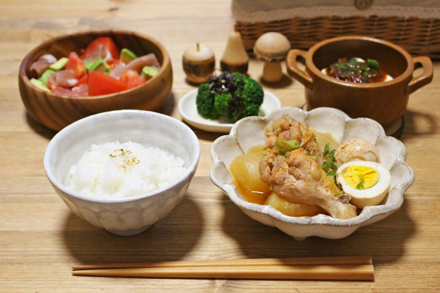 일본 가정식 요리가 담긴 아름다운 접시로 밥, 닭고기, 채소, 계란, 수프, 샐러드가 포함되어 있습니다