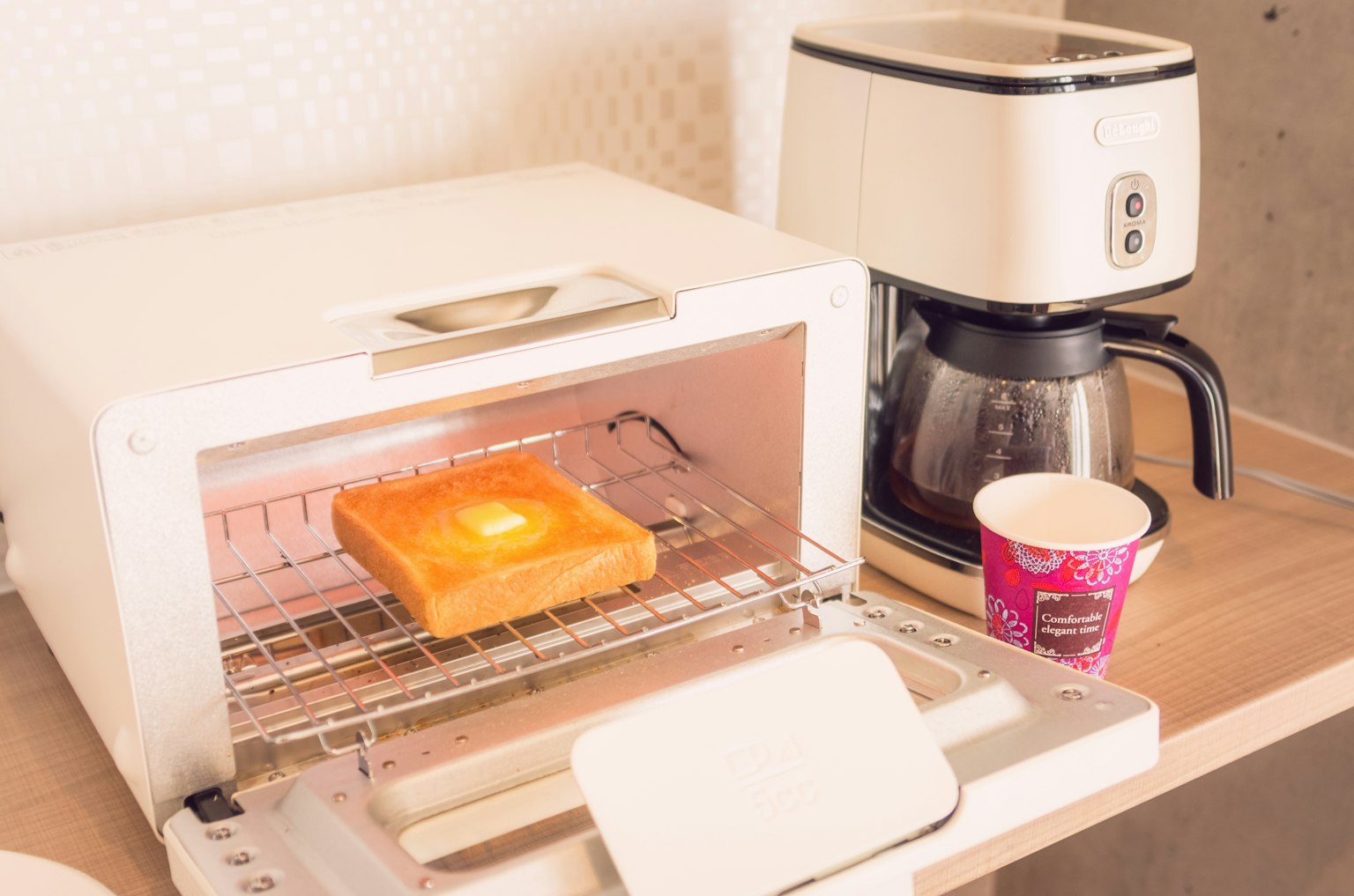 Eine Küchenszene mit einem Toaster und einer Kaffeemaschine