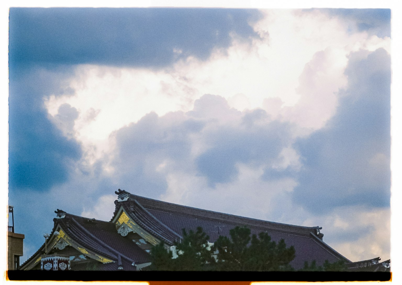 Atap bangunan tradisional Jepang di latar belakang langit mendung