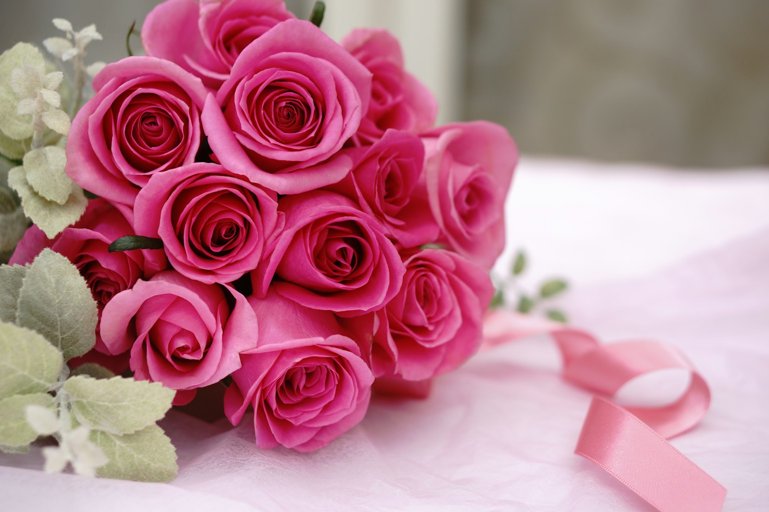 Arrangement magnifique de roses roses avec un ruban