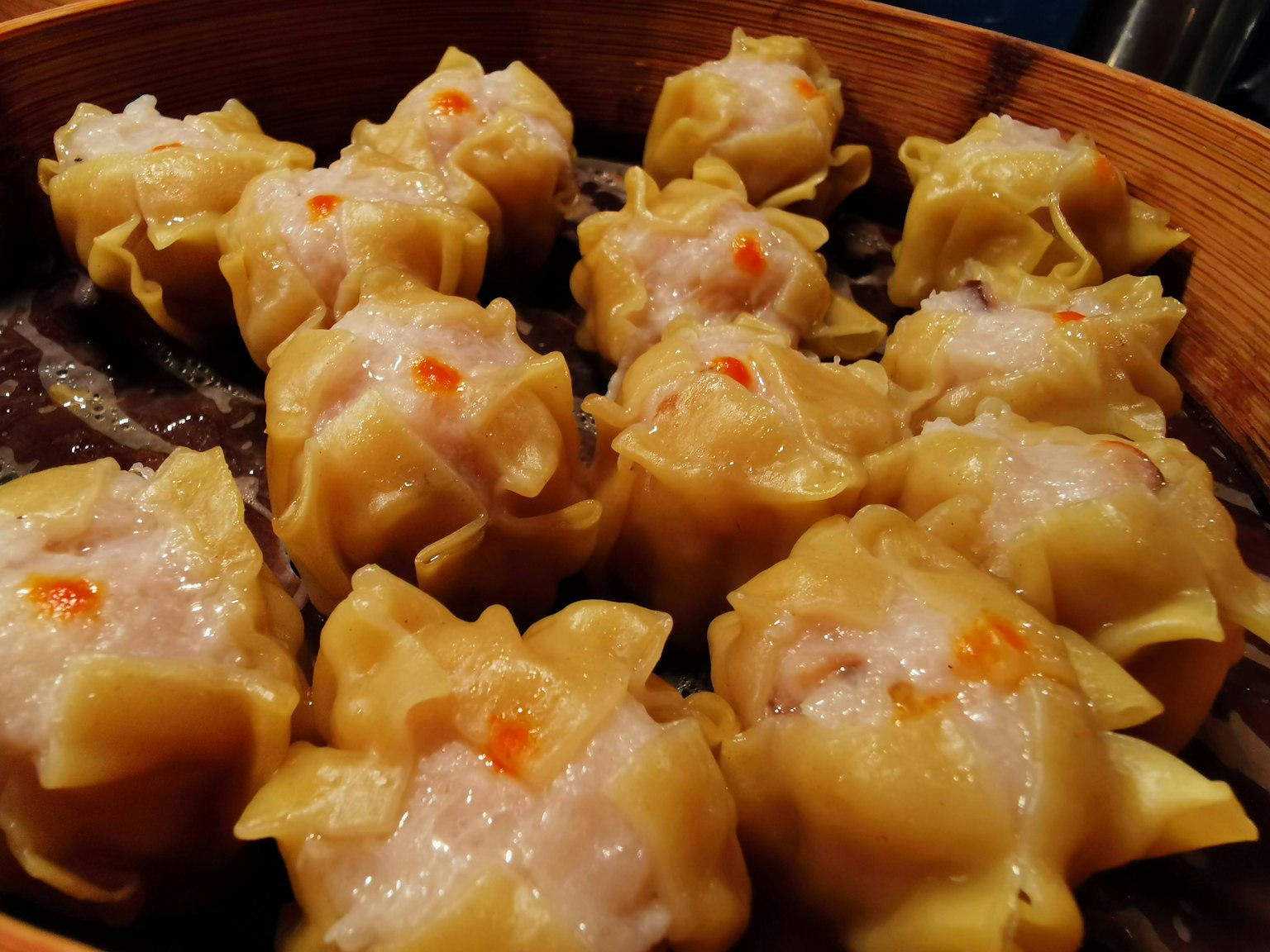Dumplings al vapor dispuestos de manera hermosa con colores vibrantes