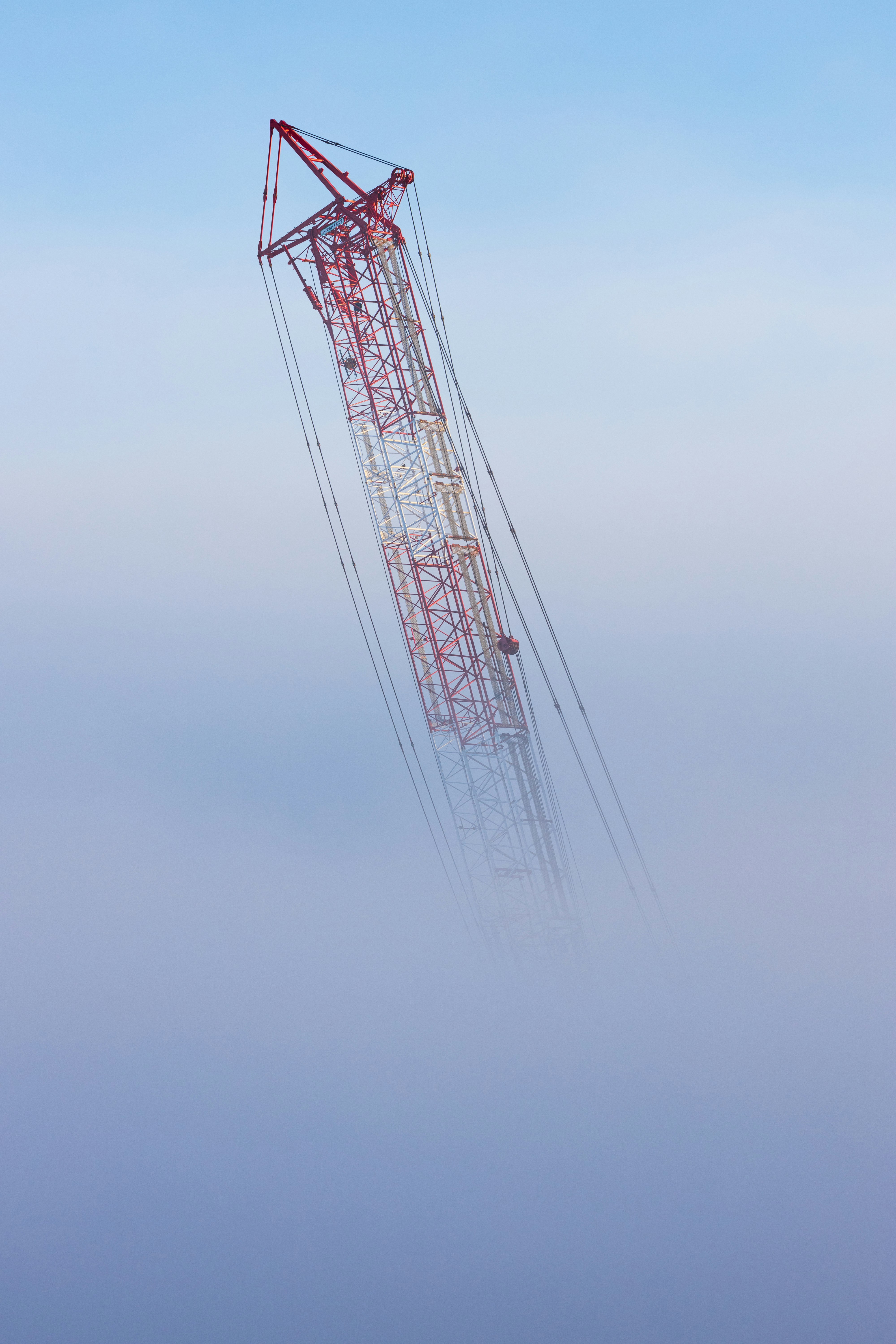 silueta de una torre de transmisión eléctrica contra un cielo azul