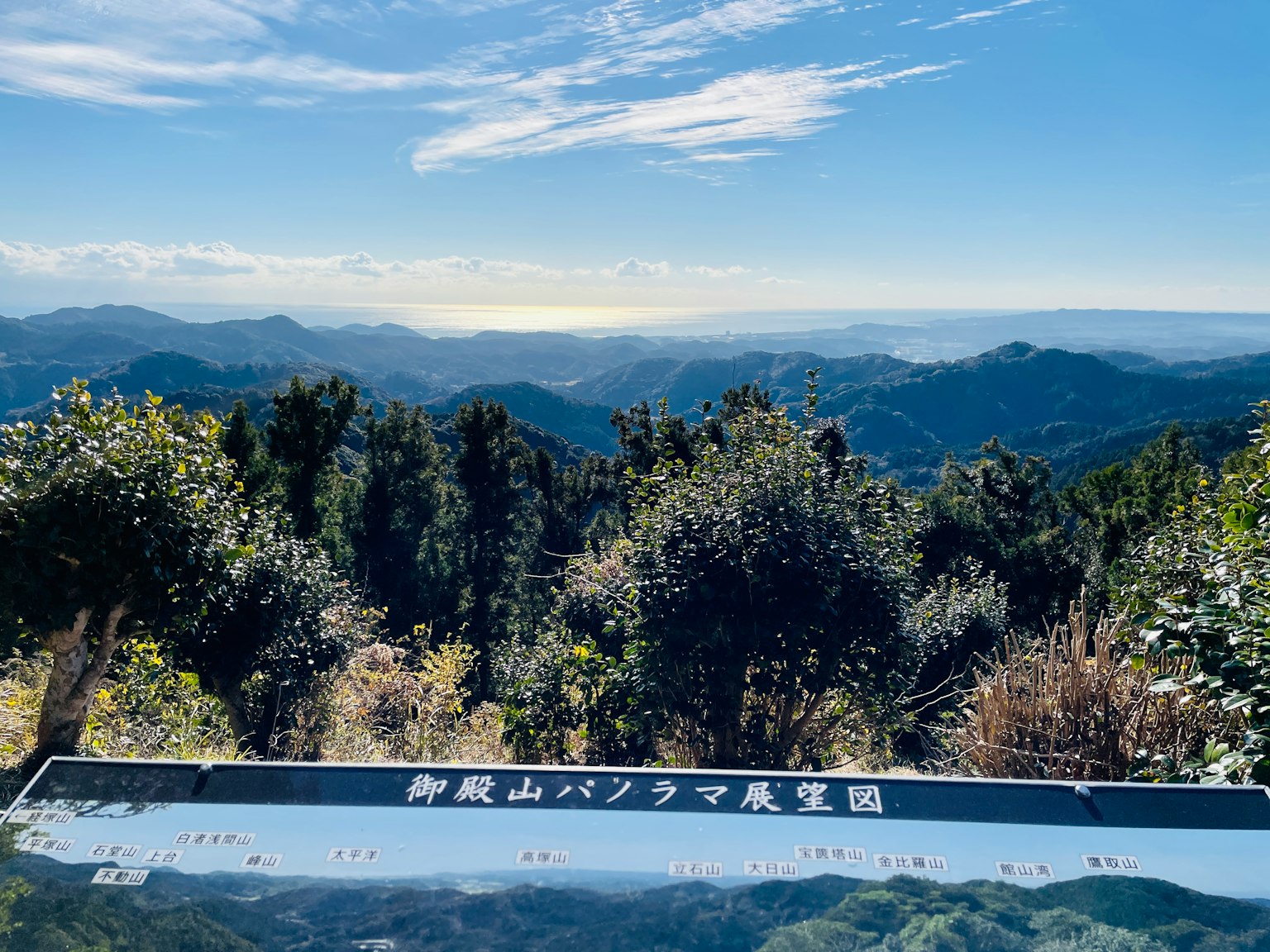Pemandangan panorama pegunungan di bawah langit biru yang cerah