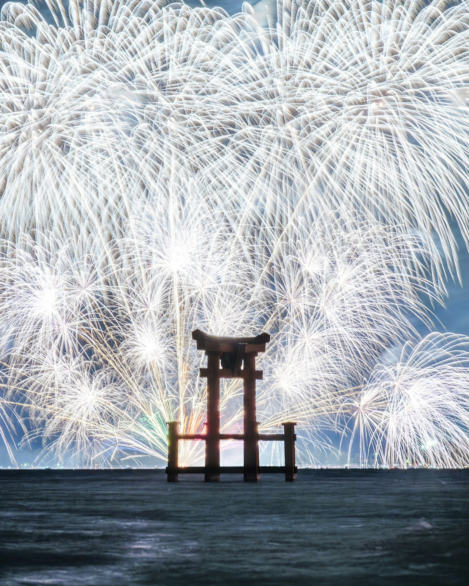 Portique sur l'eau avec un superbe feu d'artifice